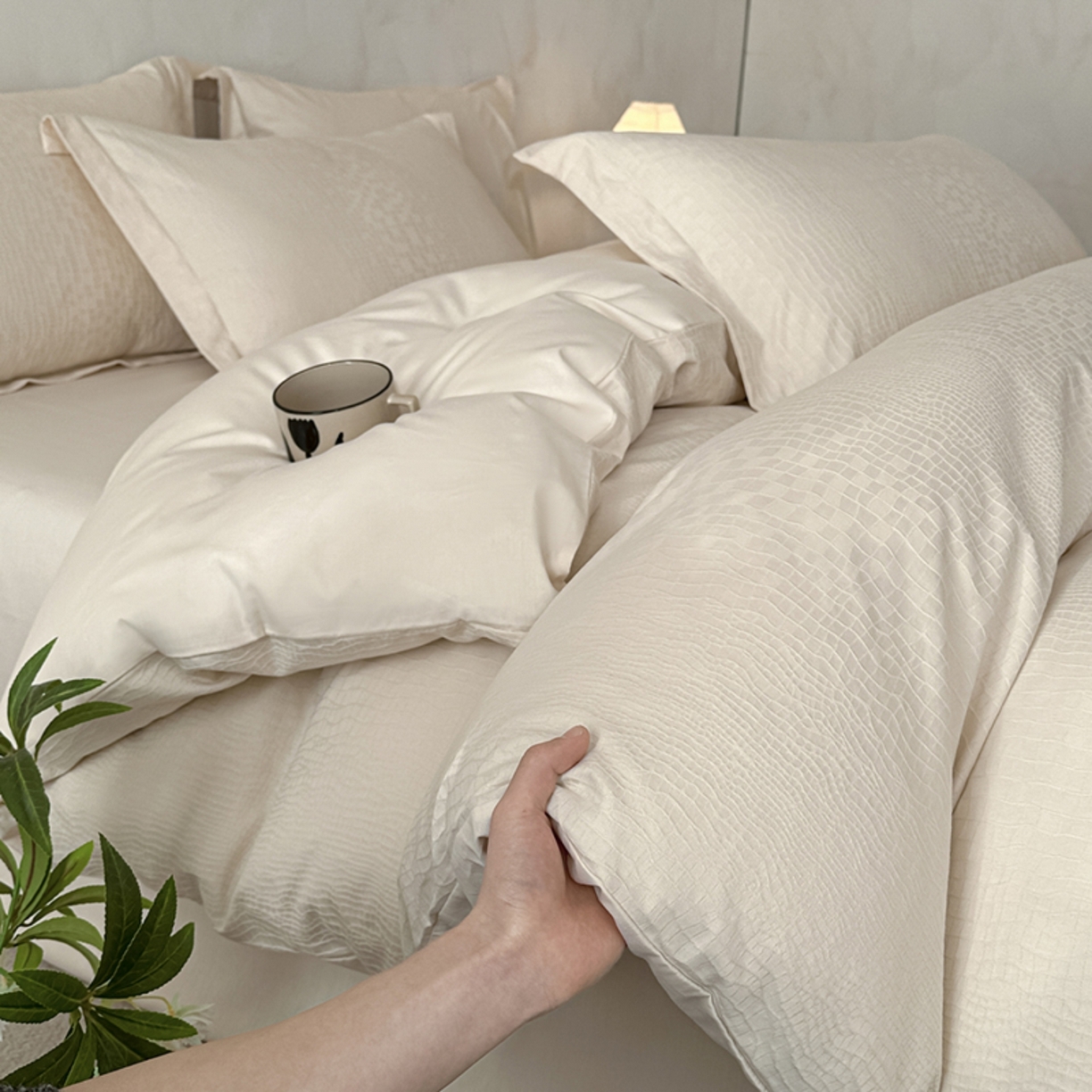 91家纺网 家纺一手货源 找家纺 莱茵家居 2026新款A类60支长绒棉纯棉提花贡缎大提花四件套光泽绸缎感轻奢风 素简-奶白