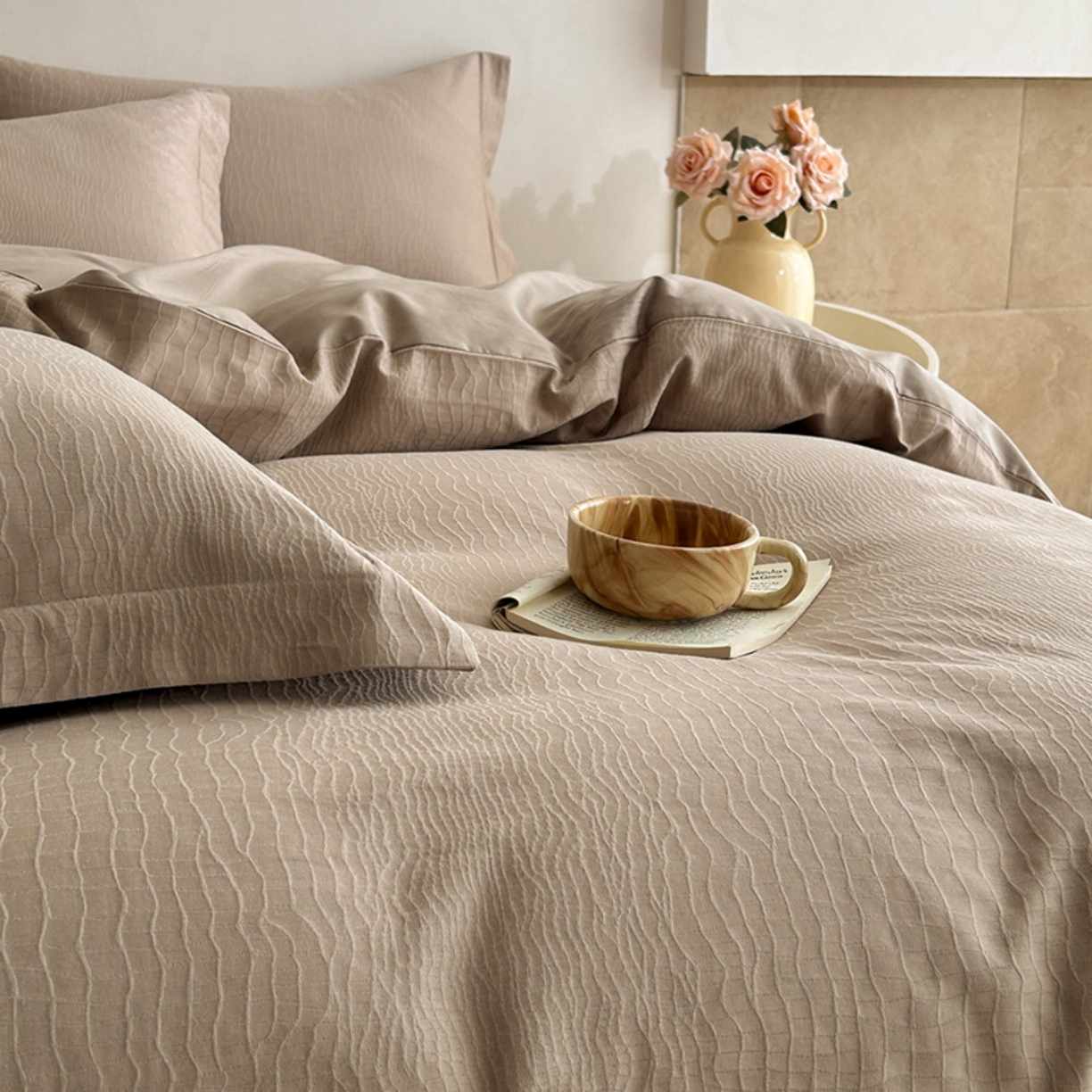 91家纺网 家纺一手货源 找家纺 莱茵家居 2026新款A类60支长绒棉纯棉提花贡缎大提花四件套光泽绸缎感轻奢风 素简-咖