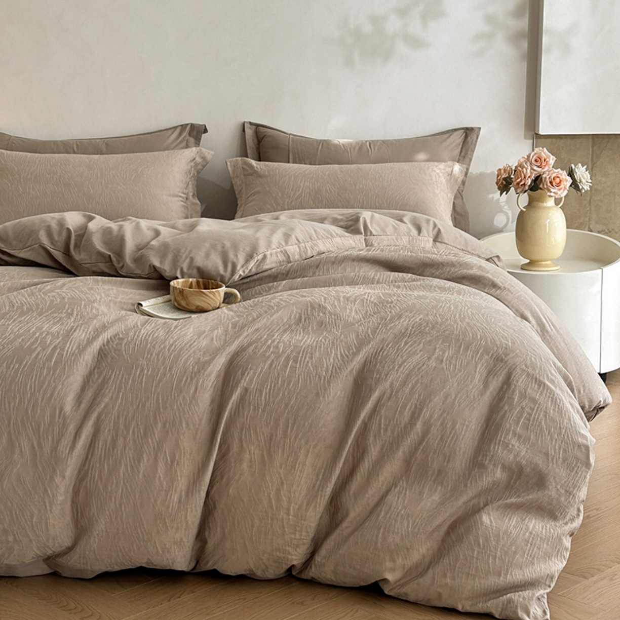 91家纺网 家纺一手货源 找家纺 莱茵家居 2026新款A类60支长绒棉纯棉提花贡缎大提花四件套光泽绸缎感轻奢风 枝漫‌-咖