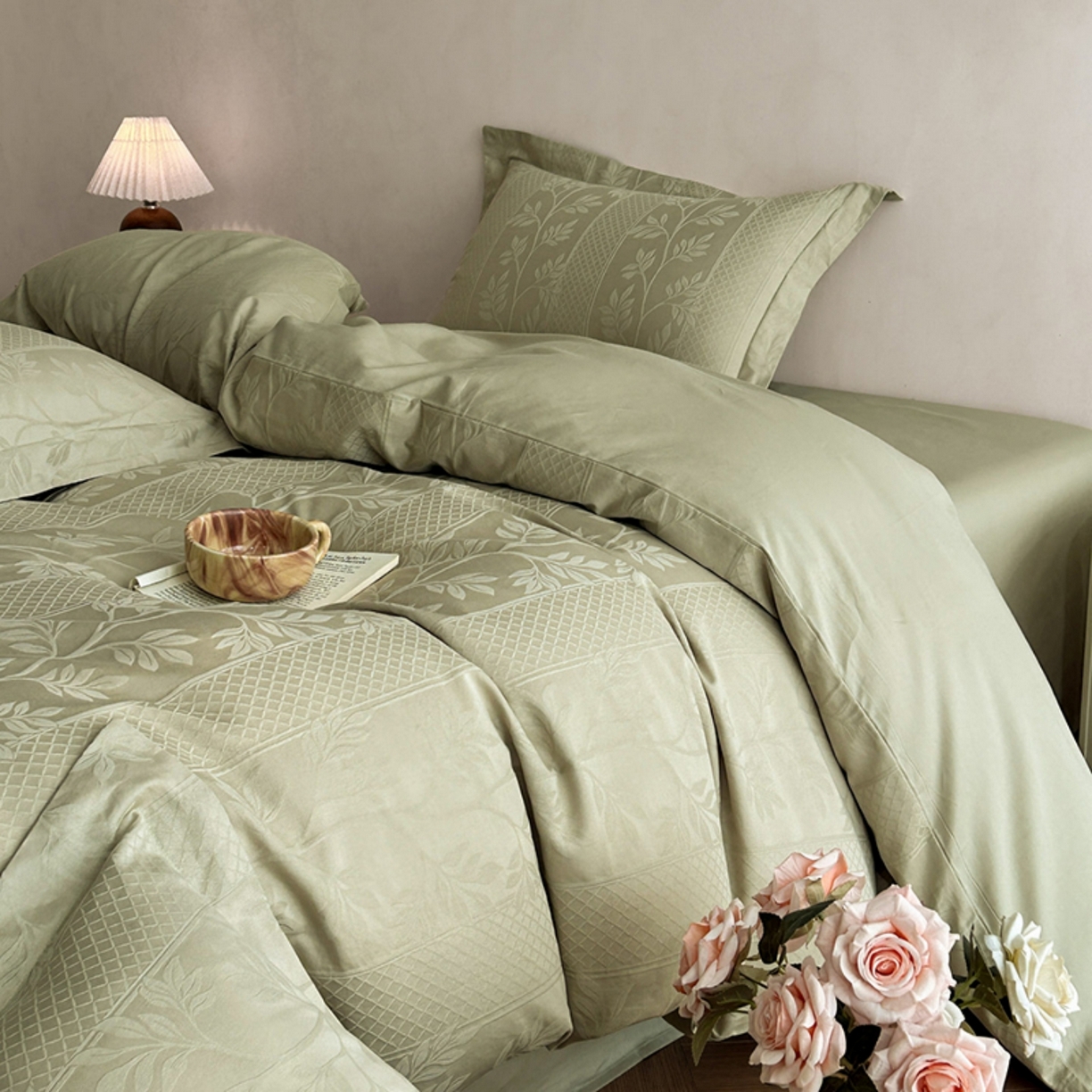 91家纺网 家纺一手货源 找家纺 莱茵家居 2026新款A类60支长绒棉纯棉提花贡缎大提花四件套光泽绸缎感轻奢风 湫波-绿