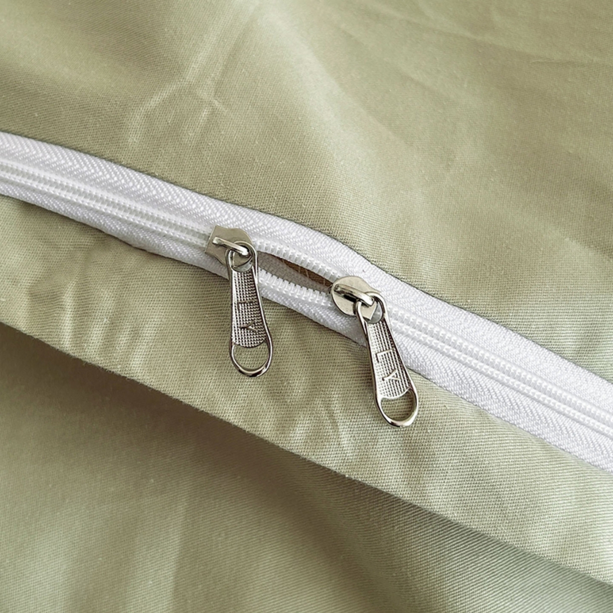 91家纺网 家纺一手货源 找家纺 莱茵家居 2026新款A类60支长绒棉纯棉提花贡缎大提花四件套光泽绸缎感轻奢风 湫波-绿