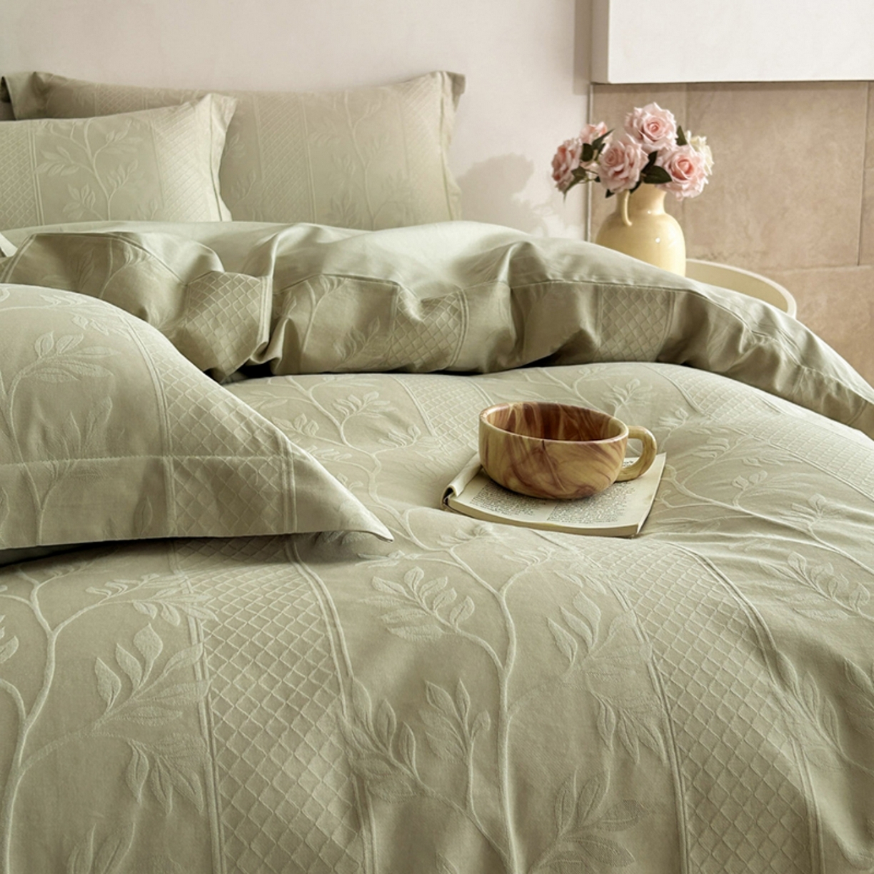 91家纺网 家纺一手货源 找家纺 莱茵家居 2026新款A类60支长绒棉纯棉提花贡缎大提花四件套光泽绸缎感轻奢风 湫波-绿