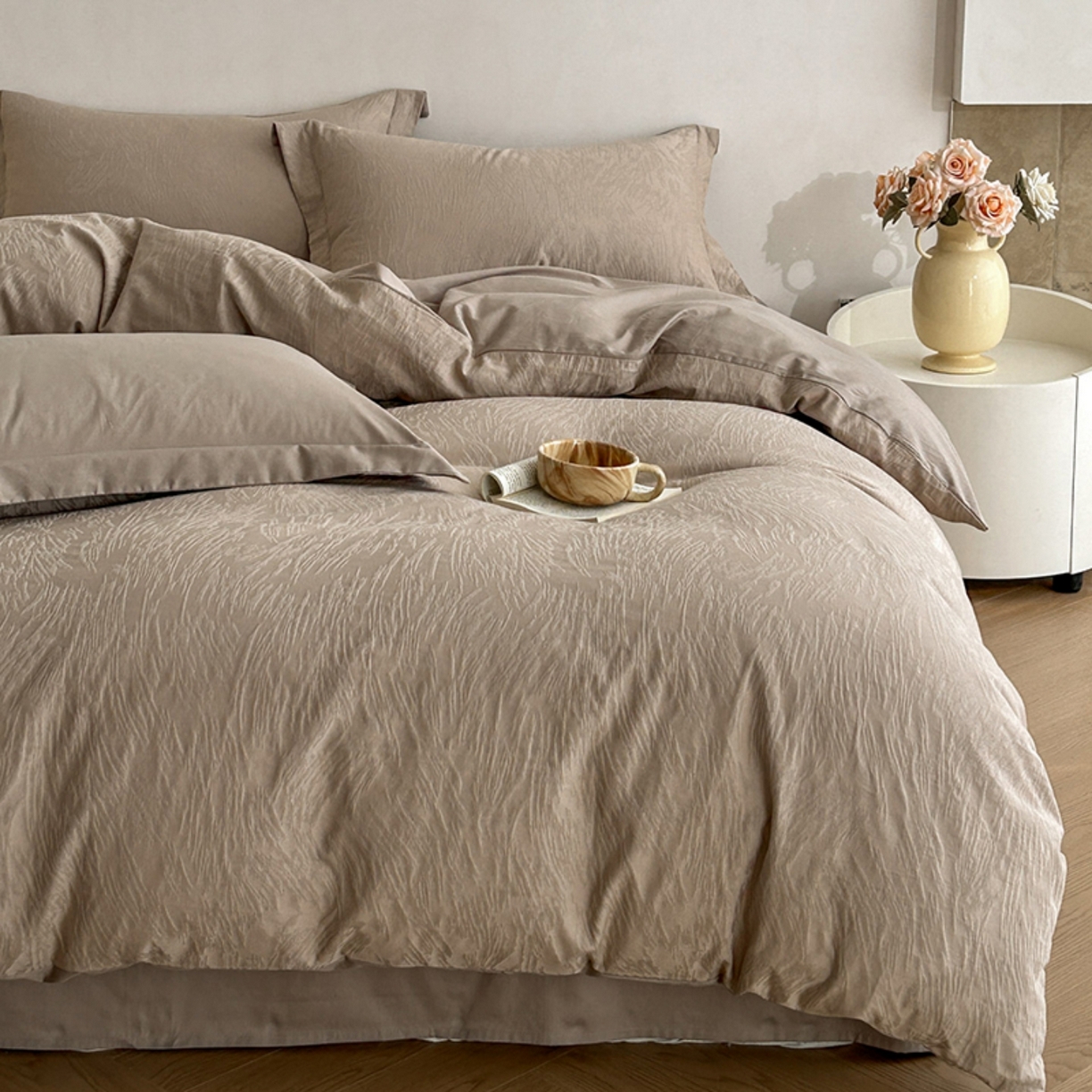 91家纺网 家纺一手货源 找家纺 莱茵家居 2026新款A类60支长绒棉纯棉提花贡缎大提花四件套光泽绸缎感轻奢风 枝漫‌-咖