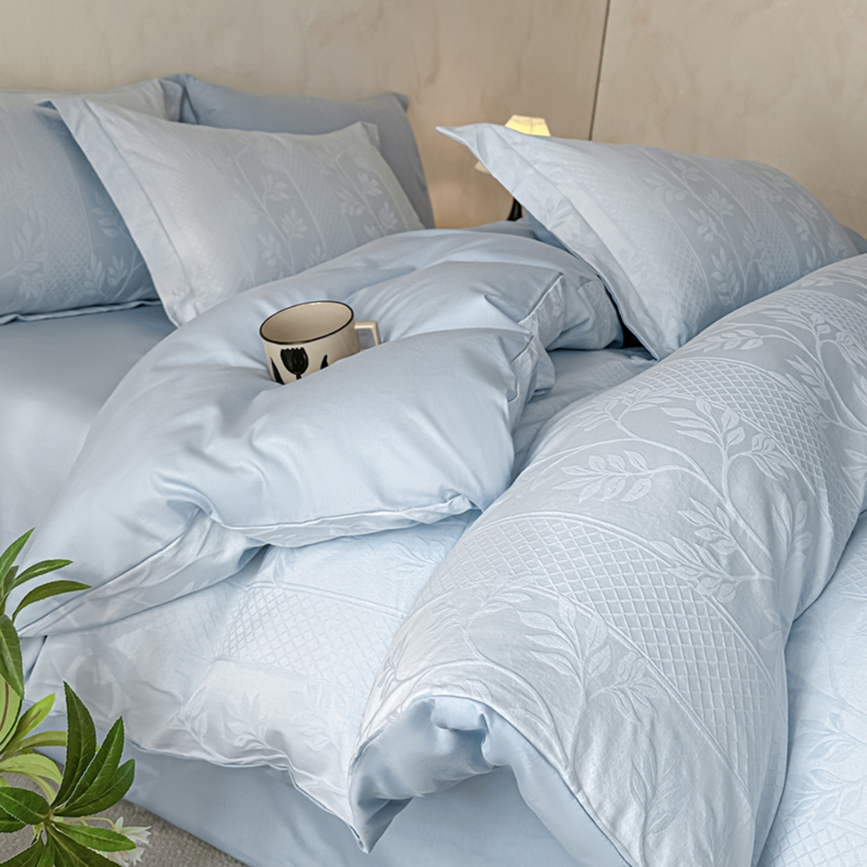 91家纺网 家纺一手货源 找家纺 莱茵家居 2026新款A类60支长绒棉纯棉提花贡缎大提花四件套光泽绸缎感轻奢风 湫波-蓝