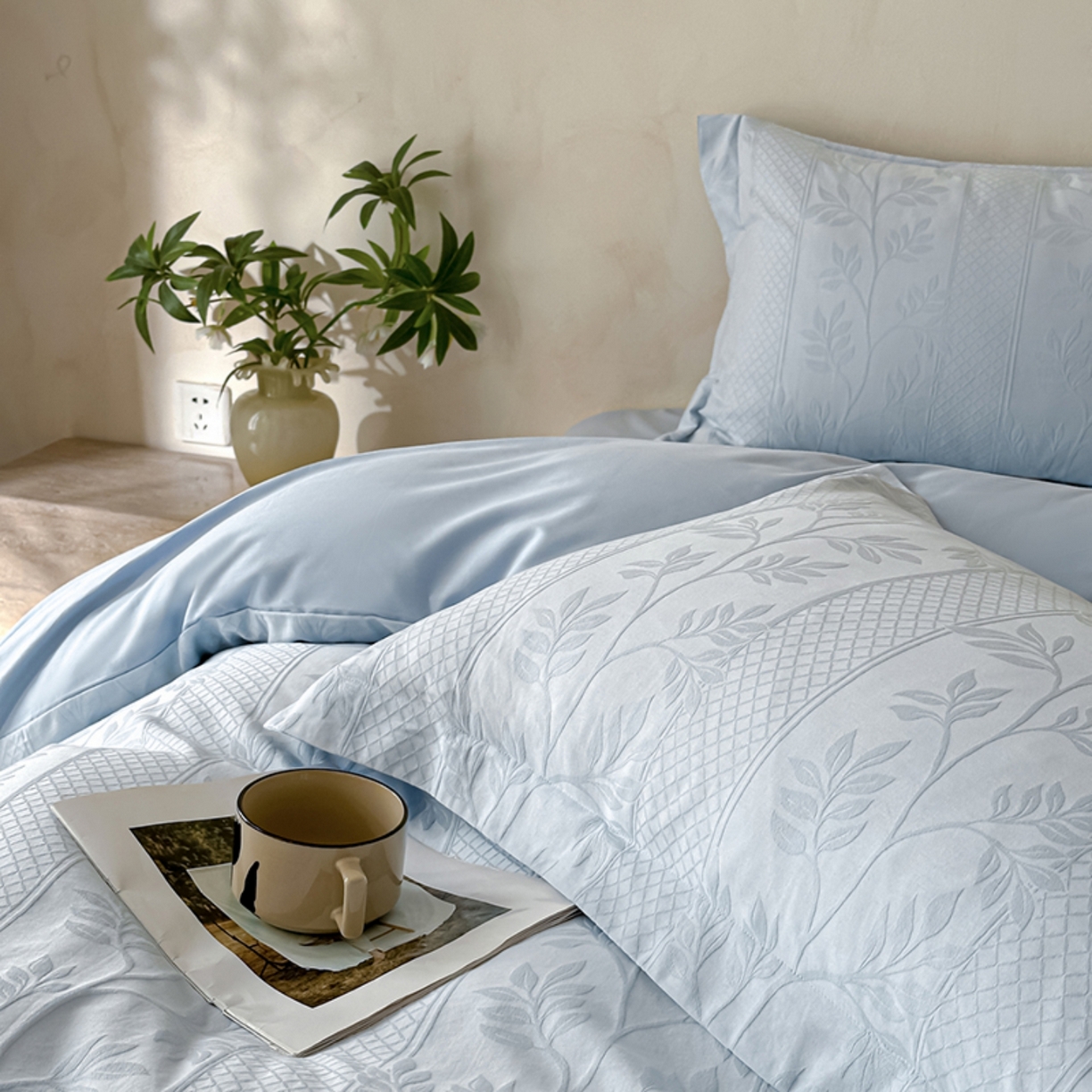 91家纺网 家纺一手货源 找家纺 莱茵家居 2026新款A类60支长绒棉纯棉提花贡缎大提花四件套光泽绸缎感轻奢风 湫波-蓝