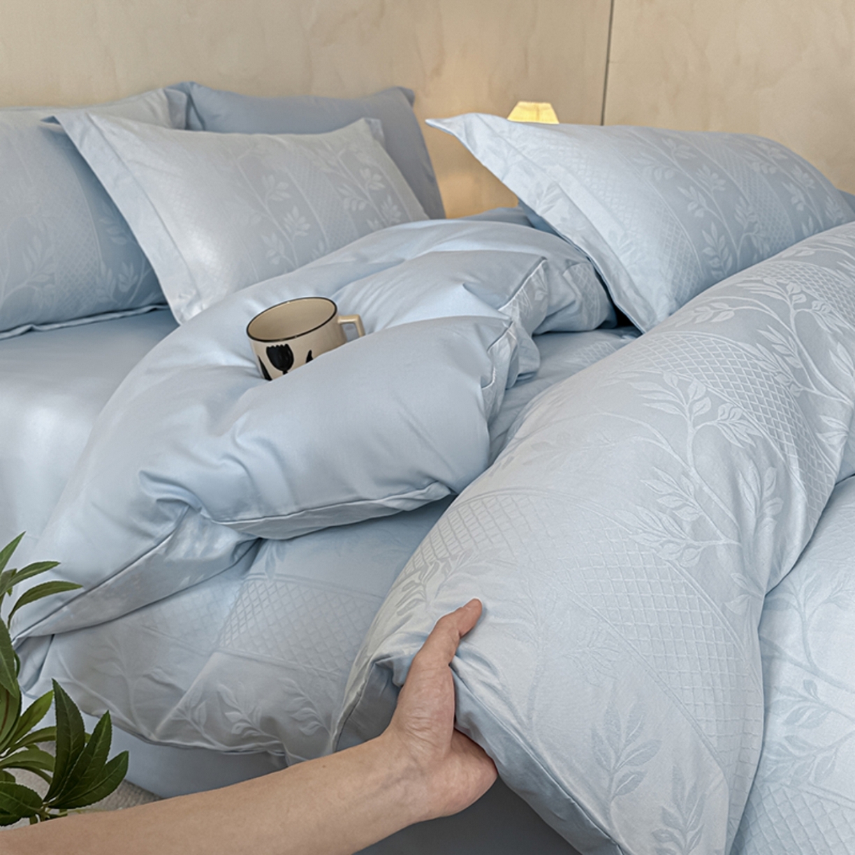 91家纺网 家纺一手货源 找家纺 莱茵家居 2026新款A类60支长绒棉纯棉提花贡缎大提花四件套光泽绸缎感轻奢风 湫波-蓝