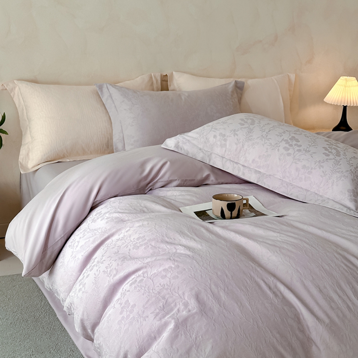 91家纺网 家纺一手货源 找家纺 莱茵家居 2026新款A类60支长绒棉纯棉提花贡缎大提花四件套光泽绸缎感轻奢风 缃影-紫