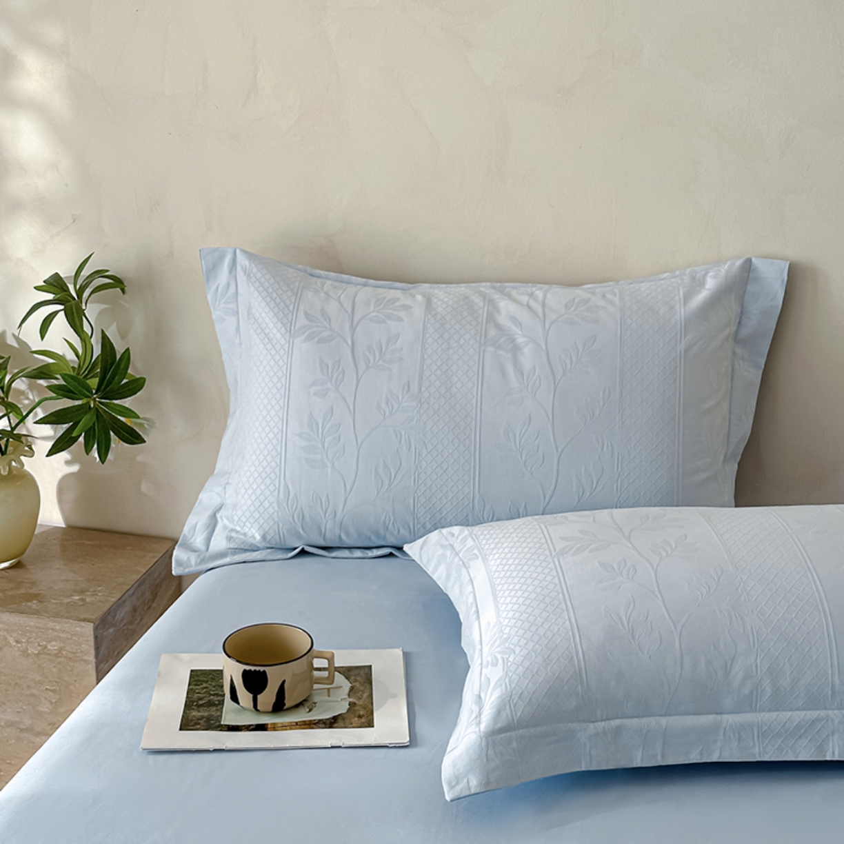 91家纺网 家纺一手货源 找家纺 莱茵家居 2026新款A类60支长绒棉纯棉提花贡缎大提花四件套光泽绸缎感轻奢风 湫波-蓝