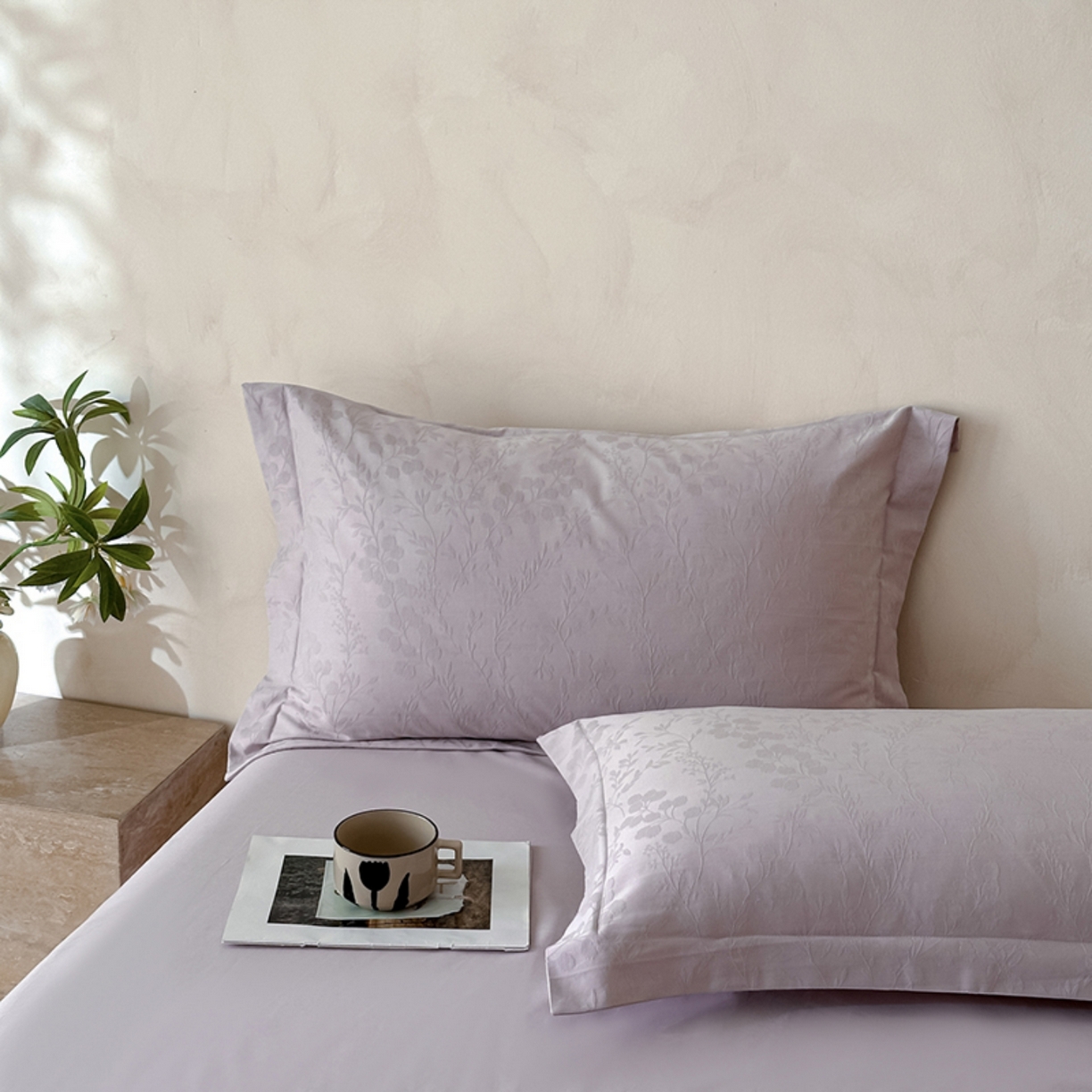 91家纺网 家纺一手货源 找家纺 莱茵家居 2026新款A类60支长绒棉纯棉提花贡缎大提花四件套光泽绸缎感轻奢风 缃影-紫