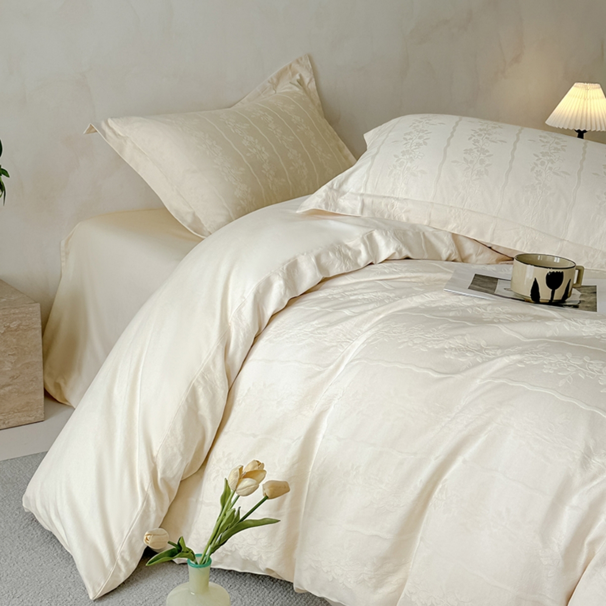 91家纺网 家纺一手货源 找家纺 莱茵家居 2026新款A类60支长绒棉纯棉提花贡缎大提花四件套光泽绸缎感轻奢风 丝涟-奶白