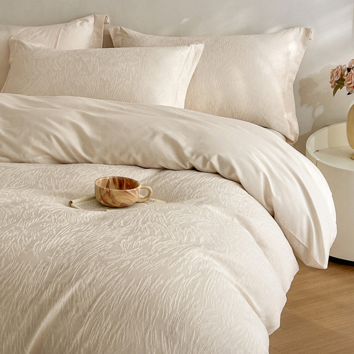 91家纺网 家纺一手货源 找家纺 莱茵家居 2026新款A类60支长绒棉纯棉提花贡缎大提花四件套光泽绸缎感轻奢风 枝漫‌-奶白