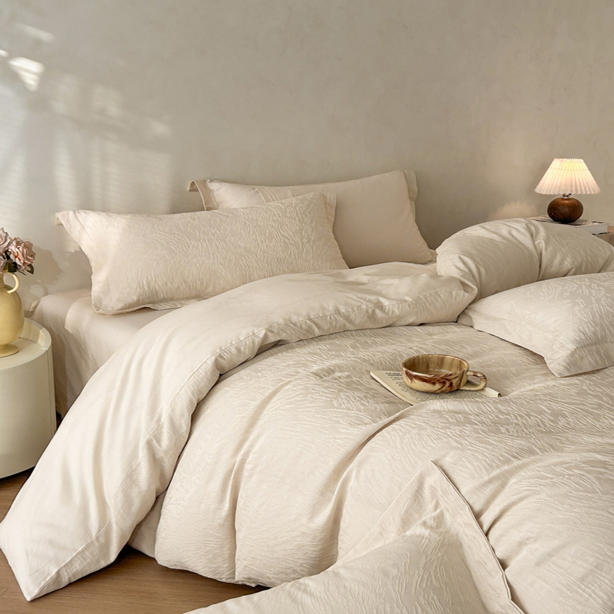 91家纺网 家纺一手货源 找家纺 莱茵家居 2026新款A类60支长绒棉纯棉提花贡缎大提花四件套光泽绸缎感轻奢风 枝漫‌-奶白