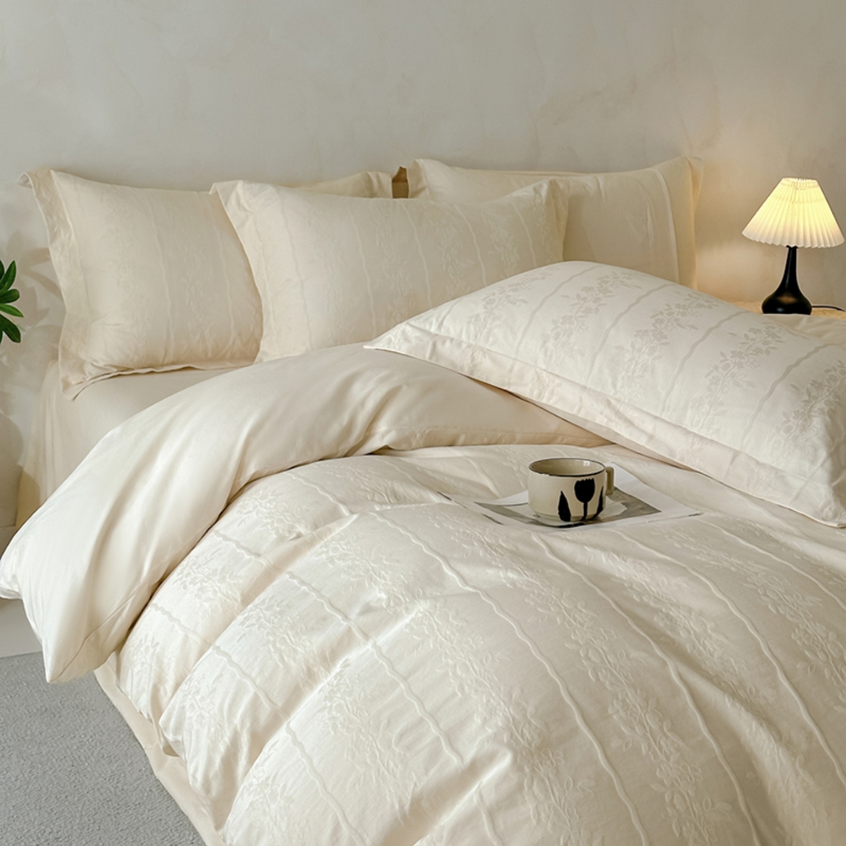 91家纺网 家纺一手货源 找家纺 莱茵家居 2026新款A类60支长绒棉纯棉提花贡缎大提花四件套光泽绸缎感轻奢风 丝涟-奶白