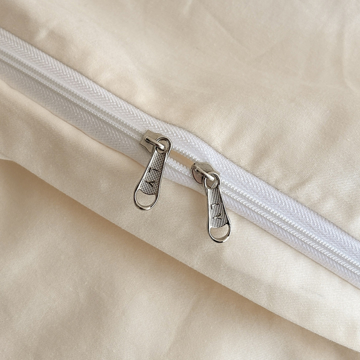 91家纺网 家纺一手货源 找家纺 莱茵家居 2026新款A类60支长绒棉纯棉提花贡缎大提花四件套光泽绸缎感轻奢风 枝漫‌-奶白