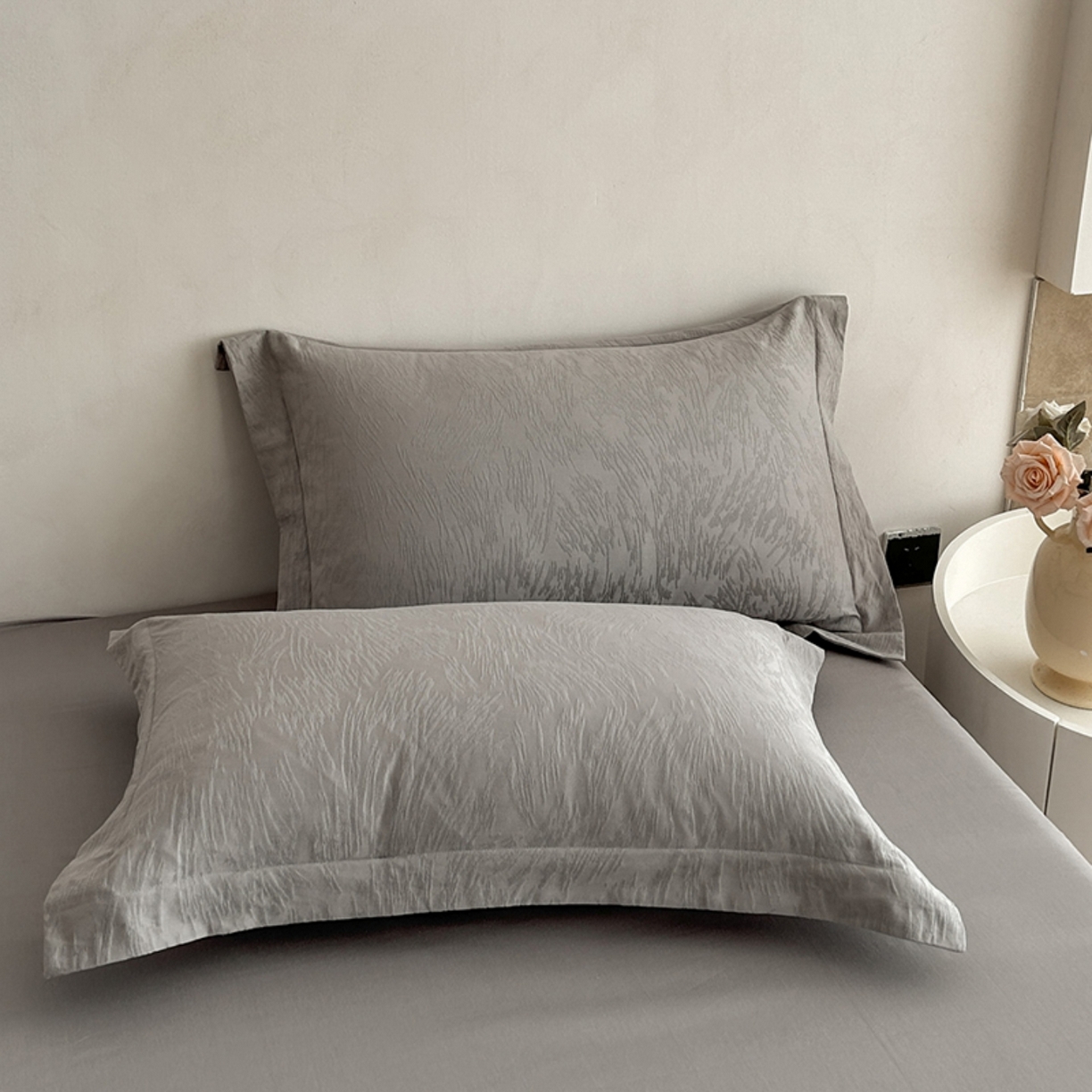 91家纺网 家纺一手货源 找家纺 莱茵家居 2026新款A类60支长绒棉纯棉提花贡缎大提花四件套光泽绸缎感轻奢风 枝漫‌-灰