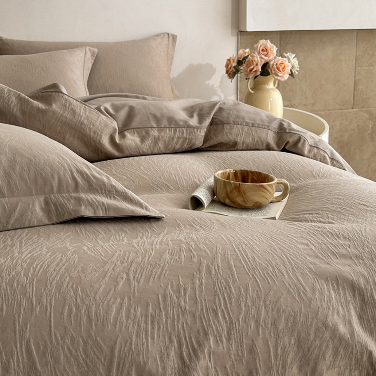 91家纺网 家纺一手货源 找家纺 莱茵家居 2026新款A类60支长绒棉纯棉提花贡缎大提花四件套光泽绸缎感轻奢风 枝漫‌-咖