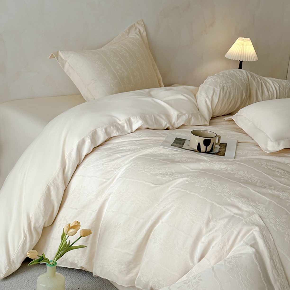 91家纺网 家纺一手货源 找家纺 莱茵家居 2026新款A类60支长绒棉纯棉提花贡缎大提花四件套光泽绸缎感轻奢风 丝涟-奶白