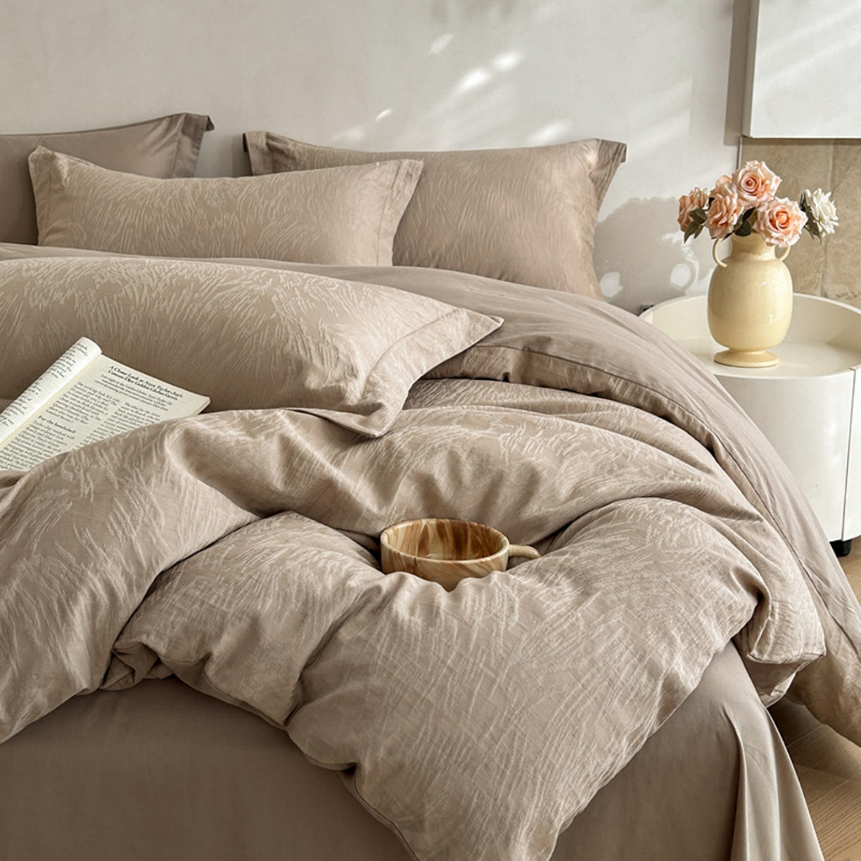 91家纺网 家纺一手货源 找家纺 莱茵家居 2026新款A类60支长绒棉纯棉提花贡缎大提花四件套光泽绸缎感轻奢风 枝漫‌-咖