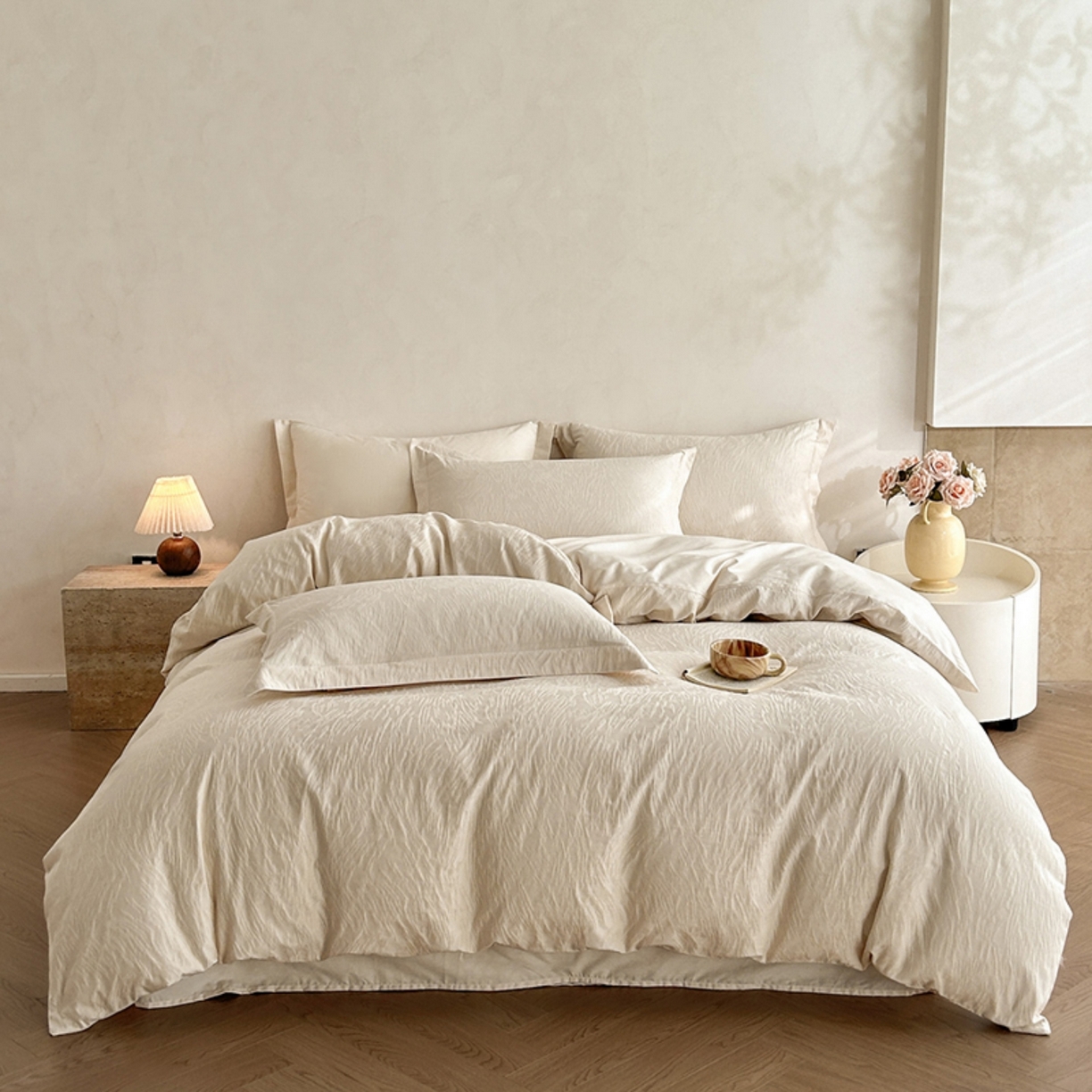 91家纺网 家纺一手货源 找家纺 莱茵家居 2026新款A类60支长绒棉纯棉提花贡缎大提花四件套光泽绸缎感轻奢风 枝漫‌-奶白