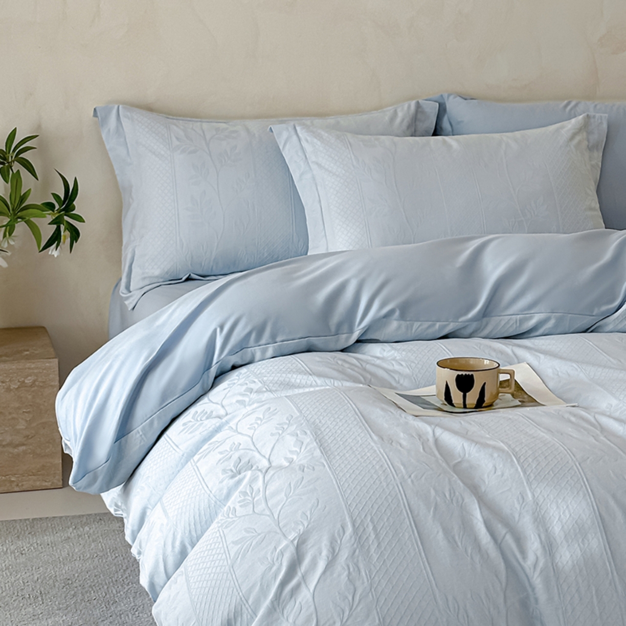 91家纺网 家纺一手货源 找家纺 莱茵家居 2026新款A类60支长绒棉纯棉提花贡缎大提花四件套光泽绸缎感轻奢风 湫波-蓝