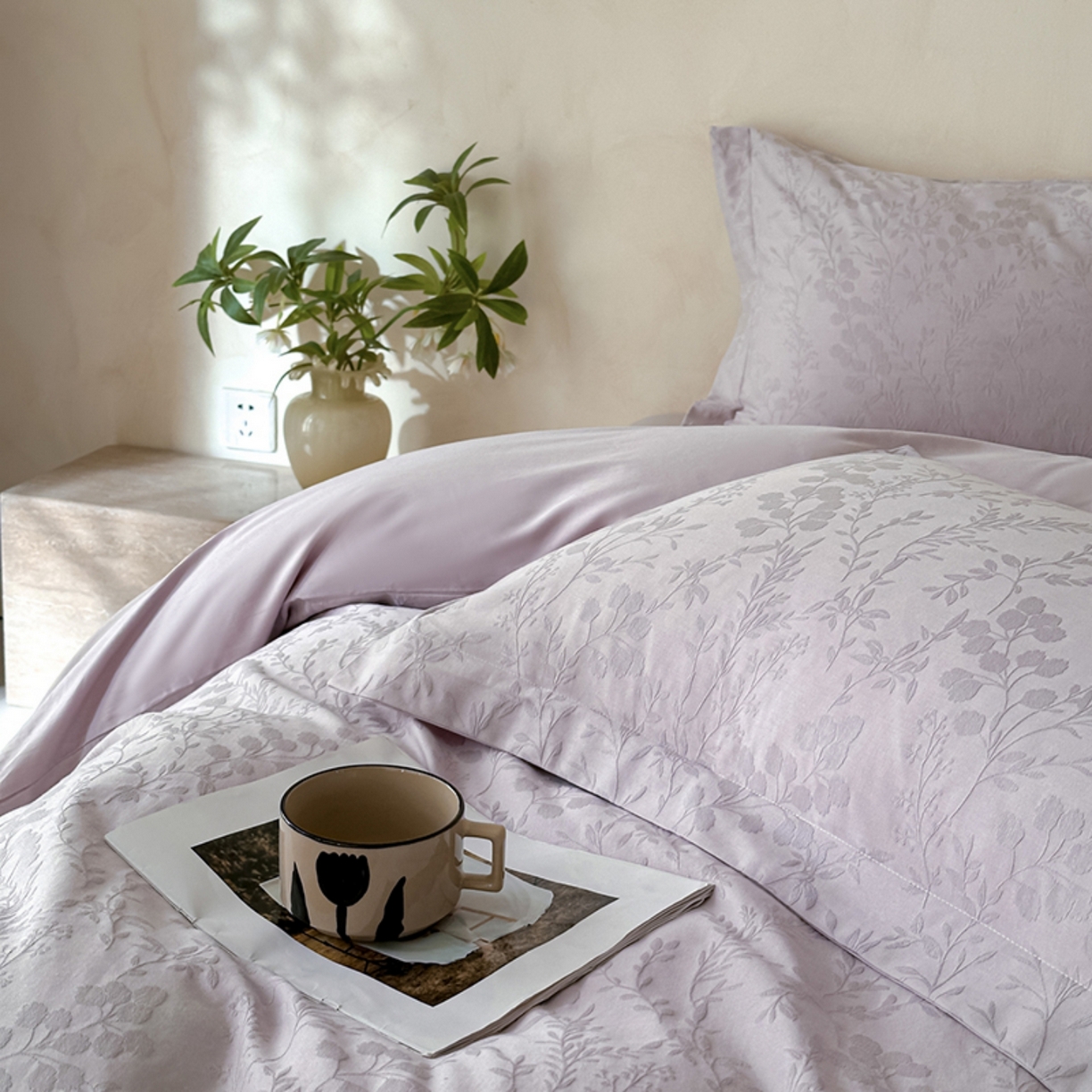 91家纺网 家纺一手货源 找家纺 莱茵家居 2026新款A类60支长绒棉纯棉提花贡缎大提花四件套光泽绸缎感轻奢风 缃影-紫