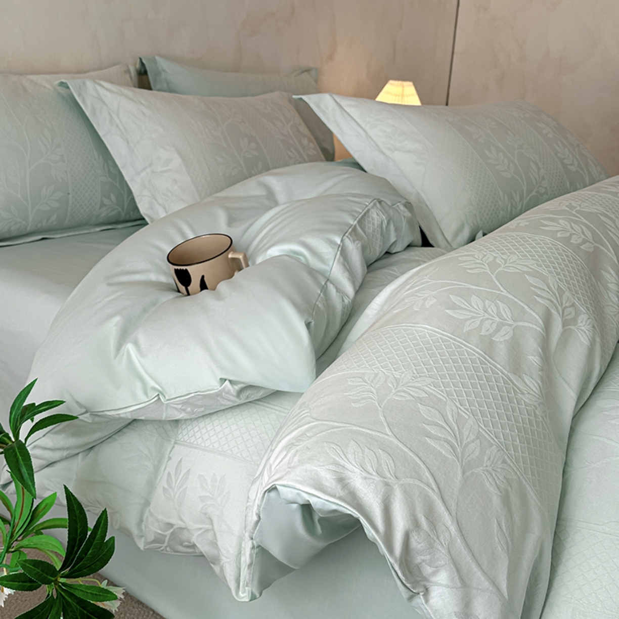 91家纺网 家纺一手货源 找家纺 莱茵家居 2026新款A类60支长绒棉纯棉提花贡缎大提花四件套光泽绸缎感轻奢风 湫波-青提