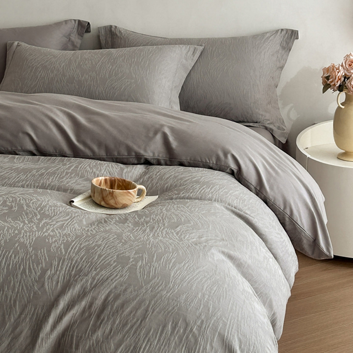 91家纺网 家纺一手货源 找家纺 莱茵家居 2026新款A类60支长绒棉纯棉提花贡缎大提花四件套光泽绸缎感轻奢风 枝漫‌-灰