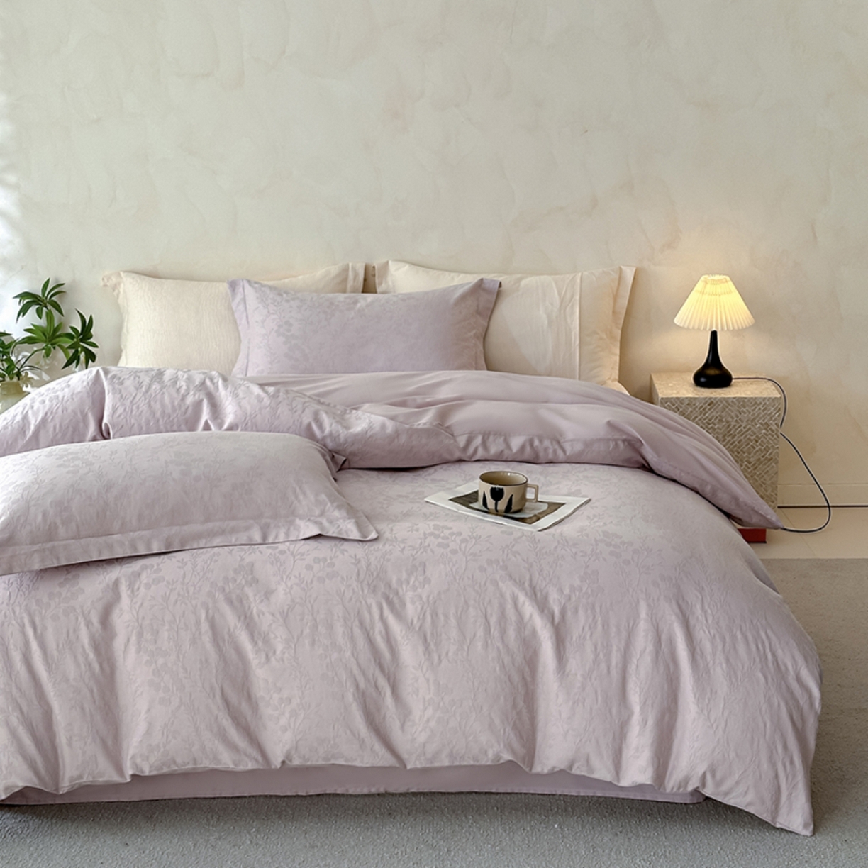 91家纺网 家纺一手货源 找家纺 莱茵家居 2026新款A类60支长绒棉纯棉提花贡缎大提花四件套光泽绸缎感轻奢风 缃影-紫