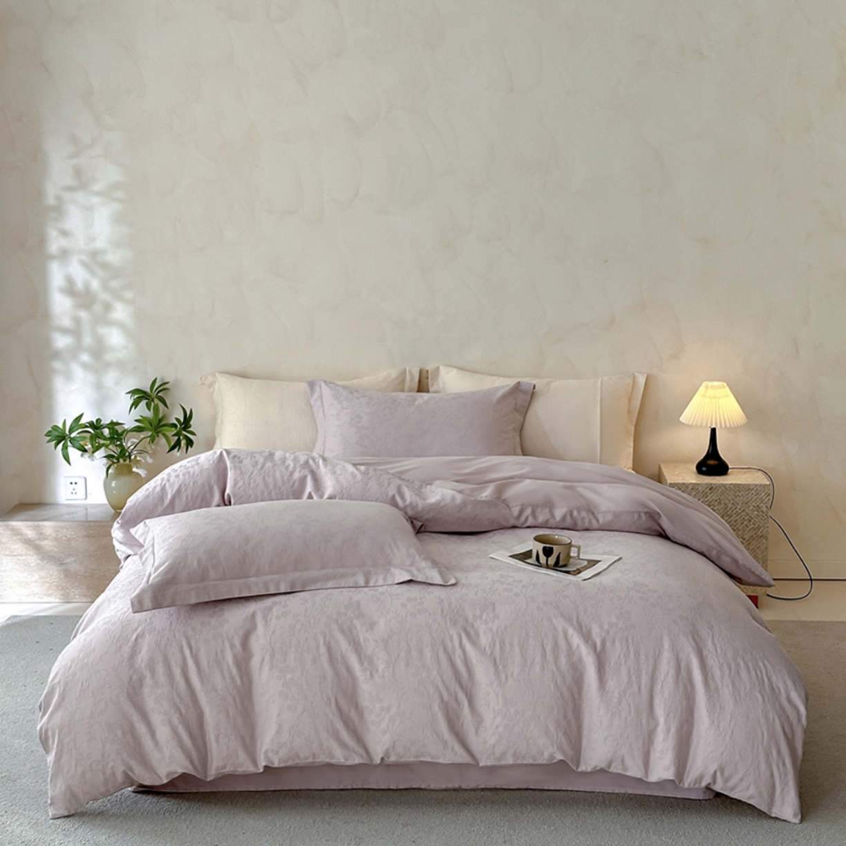 91家纺网 家纺一手货源 找家纺 莱茵家居 2026新款A类60支长绒棉纯棉提花贡缎大提花四件套光泽绸缎感轻奢风 缃影-紫