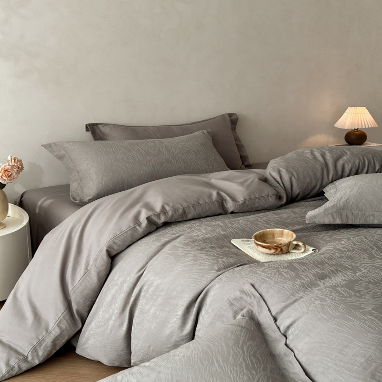 91家纺网 家纺一手货源 找家纺 莱茵家居 2026新款A类60支长绒棉纯棉提花贡缎大提花四件套光泽绸缎感轻奢风 枝漫‌-灰