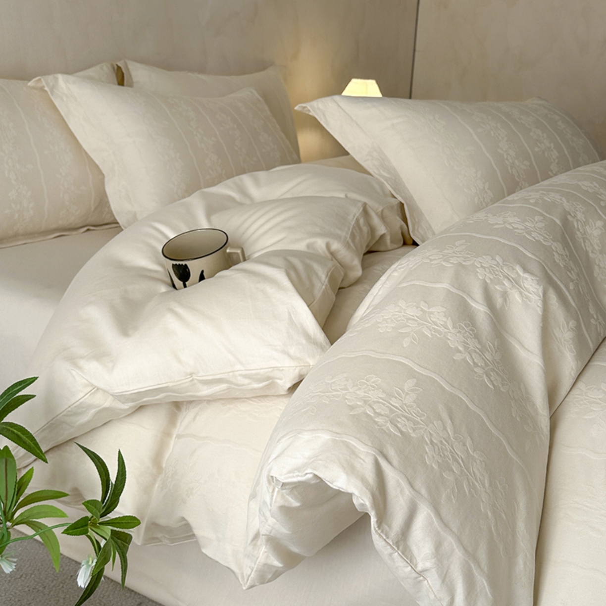 91家纺网 家纺一手货源 找家纺 莱茵家居 2026新款A类60支长绒棉纯棉提花贡缎大提花四件套光泽绸缎感轻奢风 丝涟-奶白