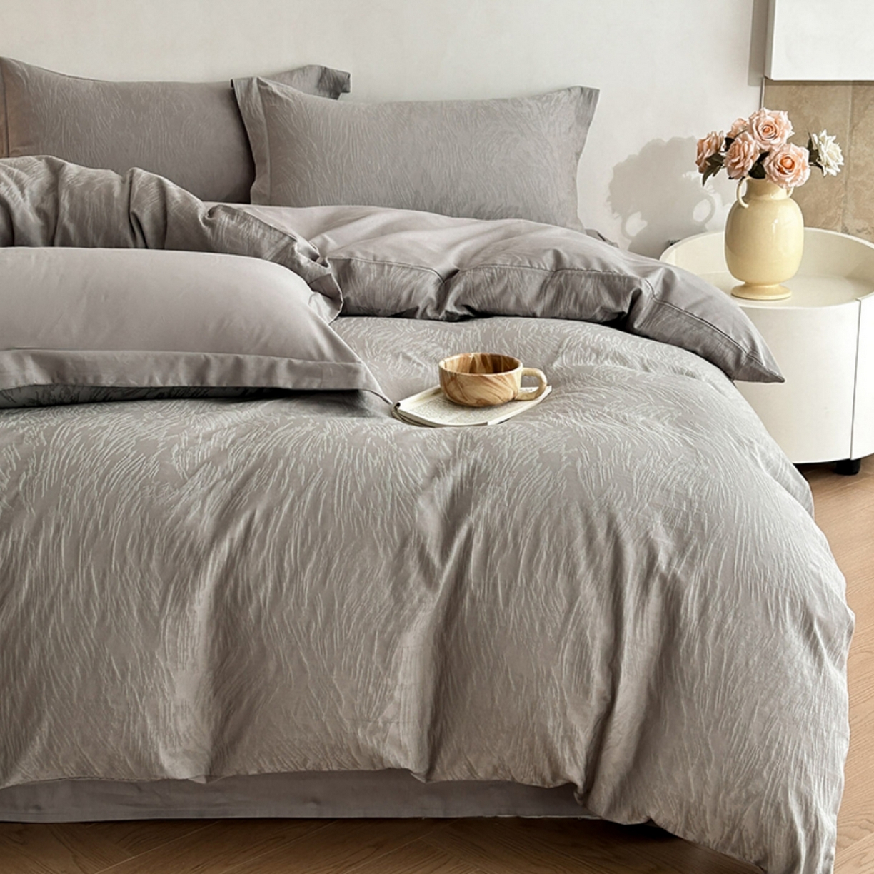 91家纺网 家纺一手货源 找家纺 莱茵家居 2026新款A类60支长绒棉纯棉提花贡缎大提花四件套光泽绸缎感轻奢风 枝漫‌-灰