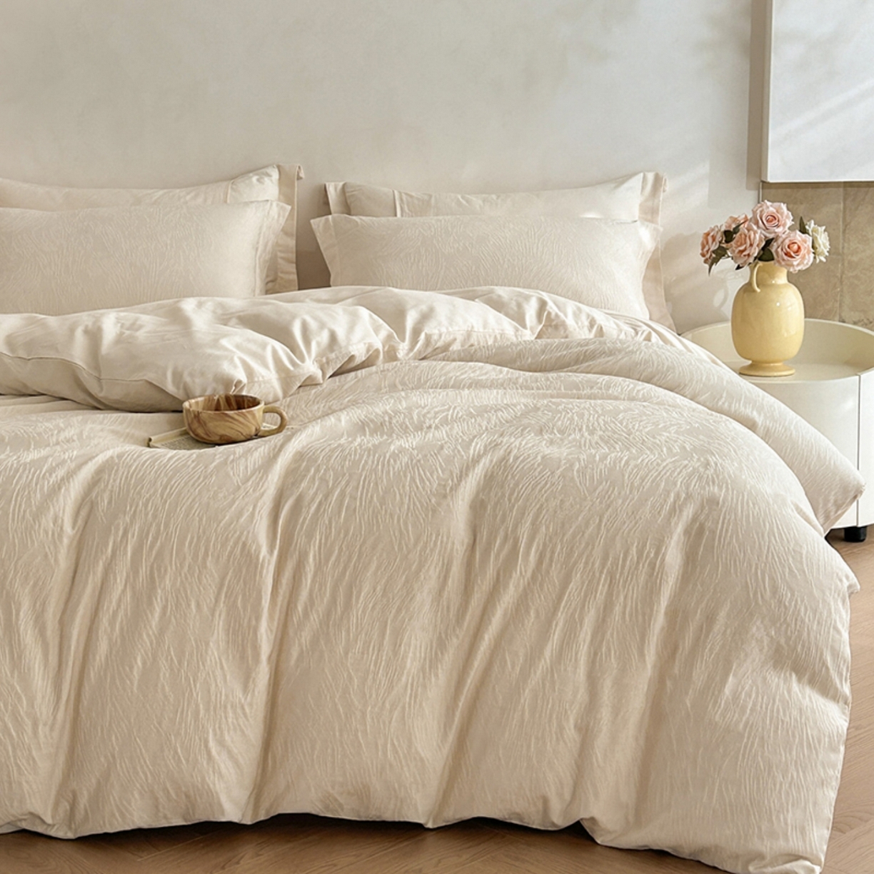 91家纺网 家纺一手货源 找家纺 莱茵家居 2026新款A类60支长绒棉纯棉提花贡缎大提花四件套光泽绸缎感轻奢风 枝漫‌-奶白