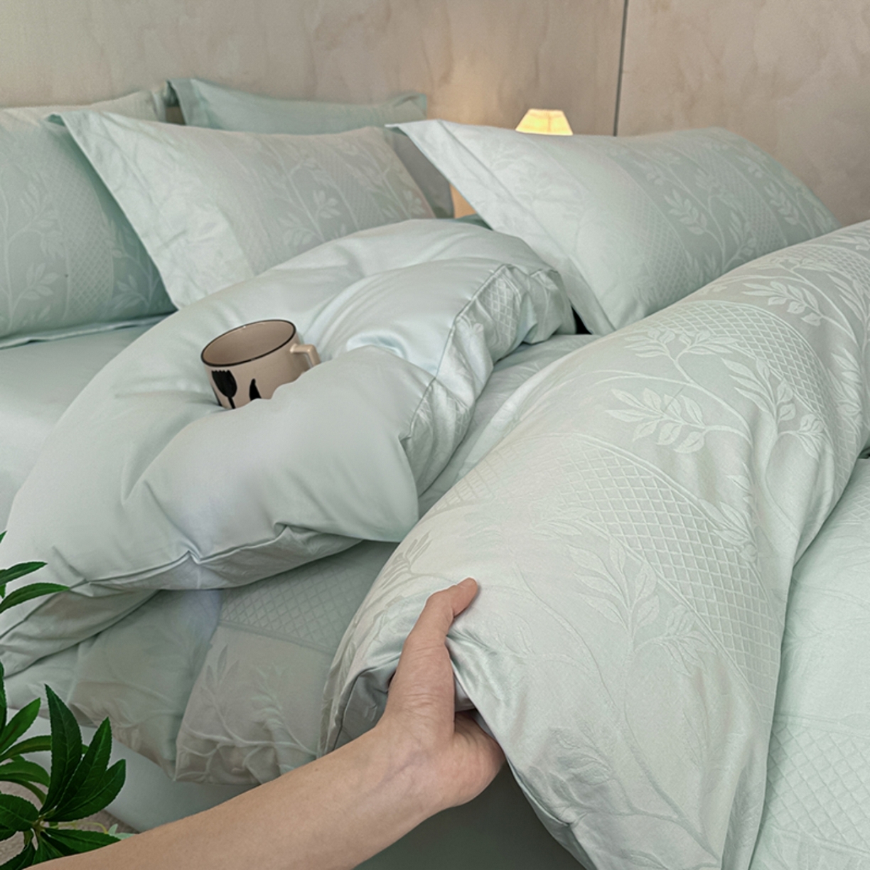 91家纺网 家纺一手货源 找家纺 莱茵家居 2026新款A类60支长绒棉纯棉提花贡缎大提花四件套光泽绸缎感轻奢风 湫波-青提