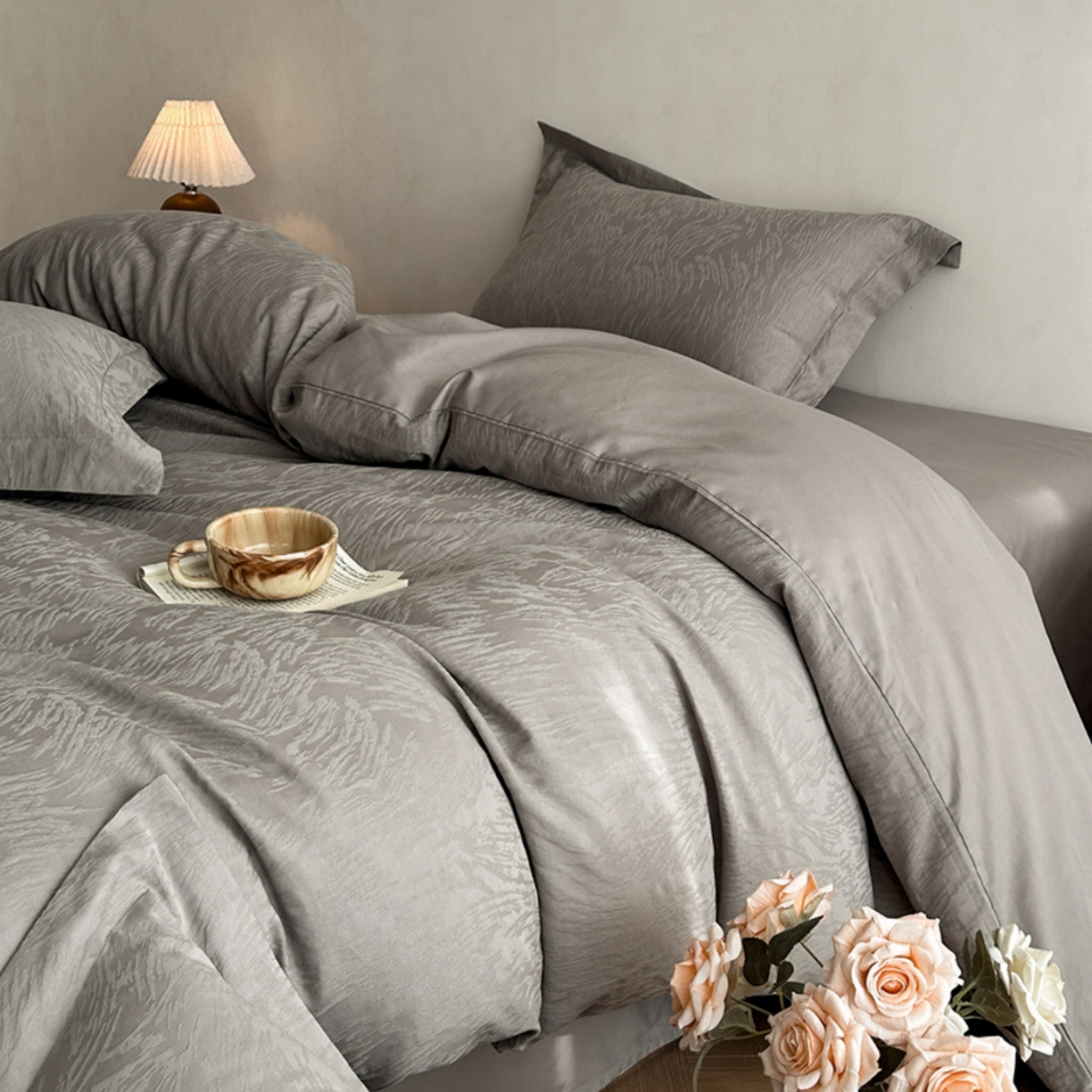91家纺网 家纺一手货源 找家纺 莱茵家居 2026新款A类60支长绒棉纯棉提花贡缎大提花四件套光泽绸缎感轻奢风 枝漫‌-灰