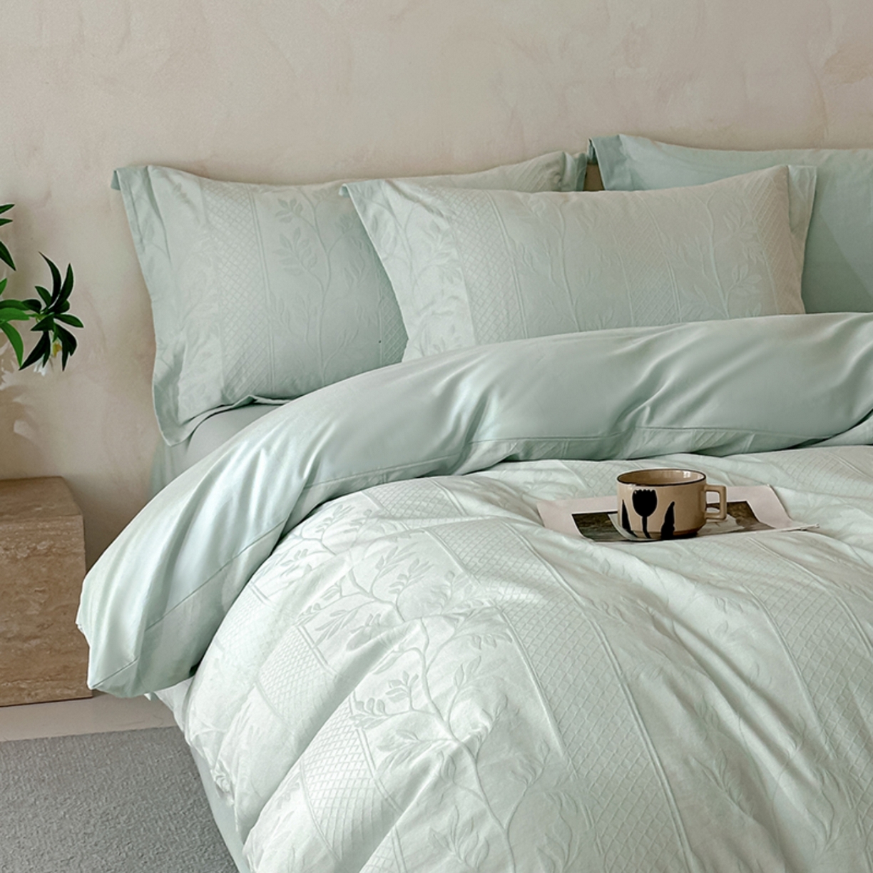 91家纺网 家纺一手货源 找家纺 莱茵家居 2026新款A类60支长绒棉纯棉提花贡缎大提花四件套光泽绸缎感轻奢风 湫波-青提