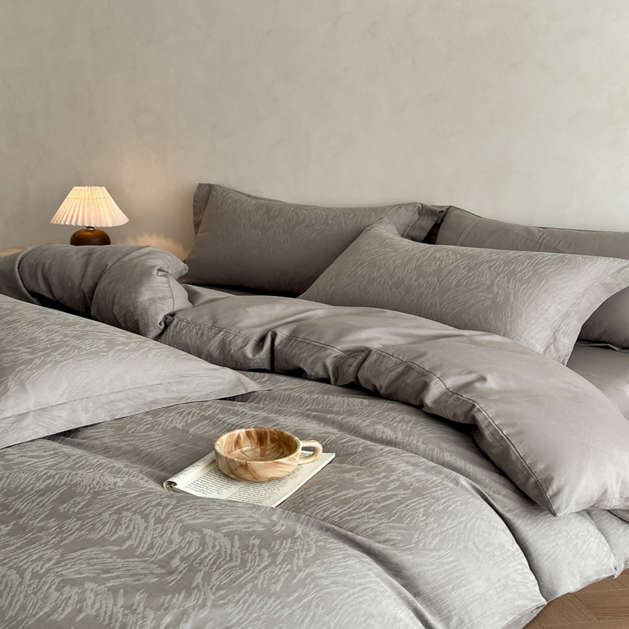 91家纺网 家纺一手货源 找家纺 莱茵家居 2026新款A类60支长绒棉纯棉提花贡缎大提花四件套光泽绸缎感轻奢风 枝漫‌-灰