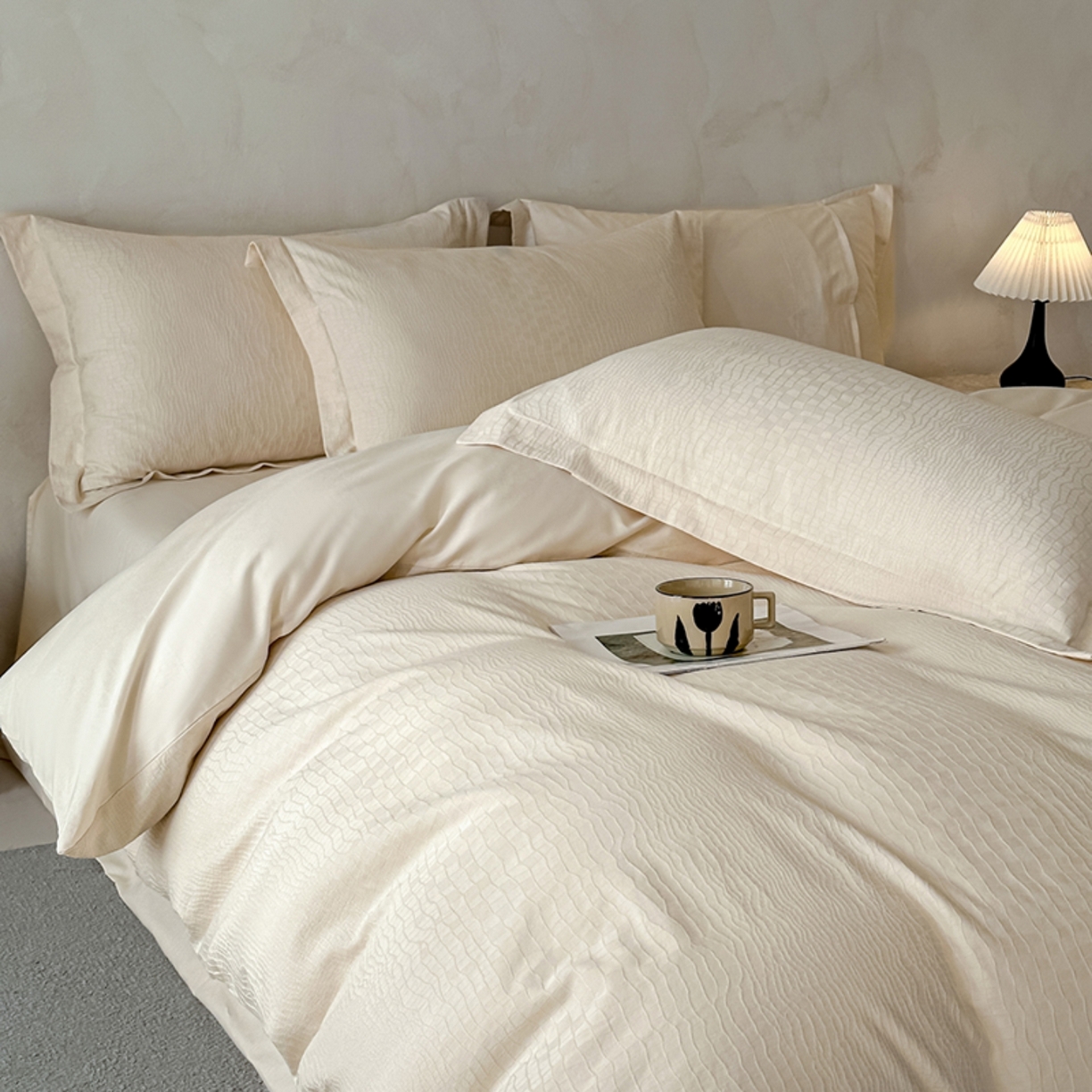 91家纺网 家纺一手货源 找家纺 莱茵家居 2026新款A类60支长绒棉纯棉提花贡缎大提花四件套光泽绸缎感轻奢风 素简-奶白