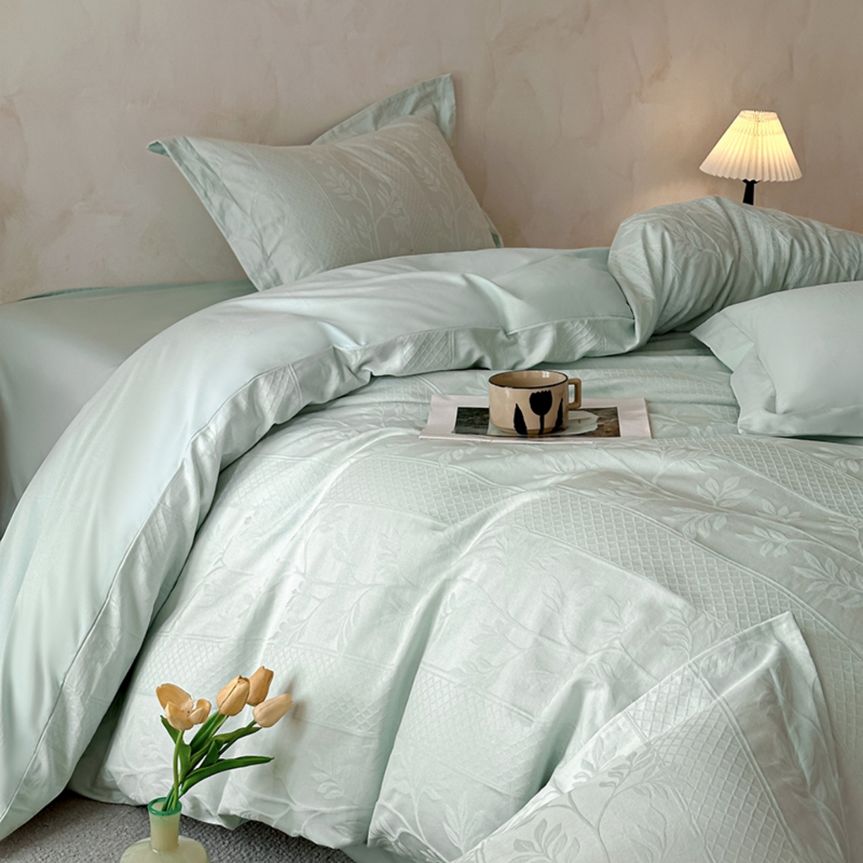 91家纺网 家纺一手货源 找家纺 莱茵家居 2026新款A类60支长绒棉纯棉提花贡缎大提花四件套光泽绸缎感轻奢风 湫波-青提