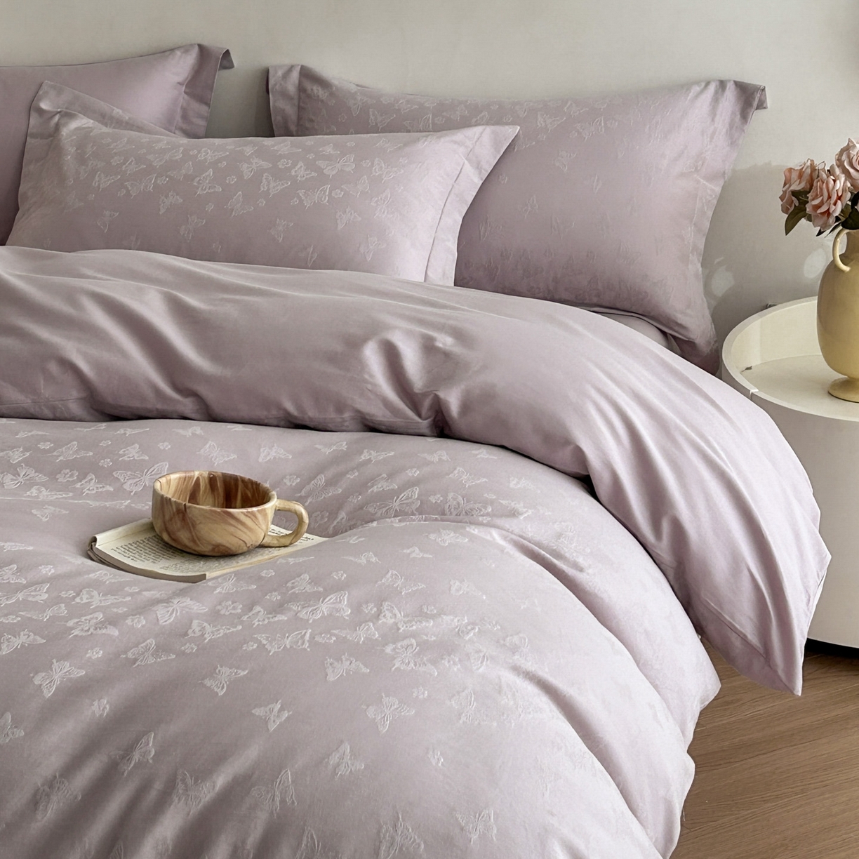 91家纺网 家纺一手货源 找家纺 莱茵家居 2026新款A类60支长绒棉纯棉提花贡缎大提花四件套光泽绸缎感轻奢风 花漪-紫