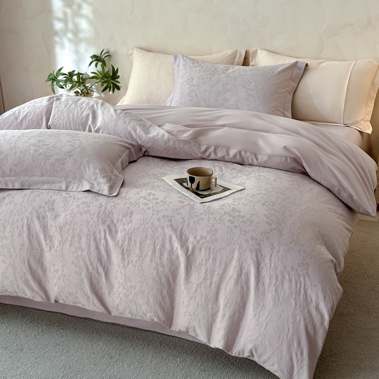 91家纺网 家纺一手货源 找家纺 莱茵家居 2026新款A类60支长绒棉纯棉提花贡缎大提花四件套光泽绸缎感轻奢风 缃影-紫