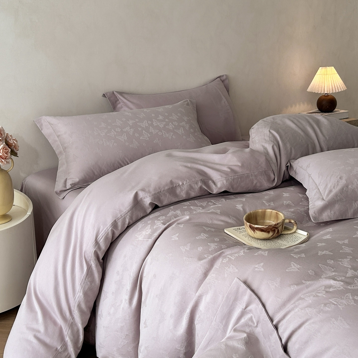 91家纺网 家纺一手货源 找家纺 莱茵家居 2026新款A类60支长绒棉纯棉提花贡缎大提花四件套光泽绸缎感轻奢风 花漪-紫