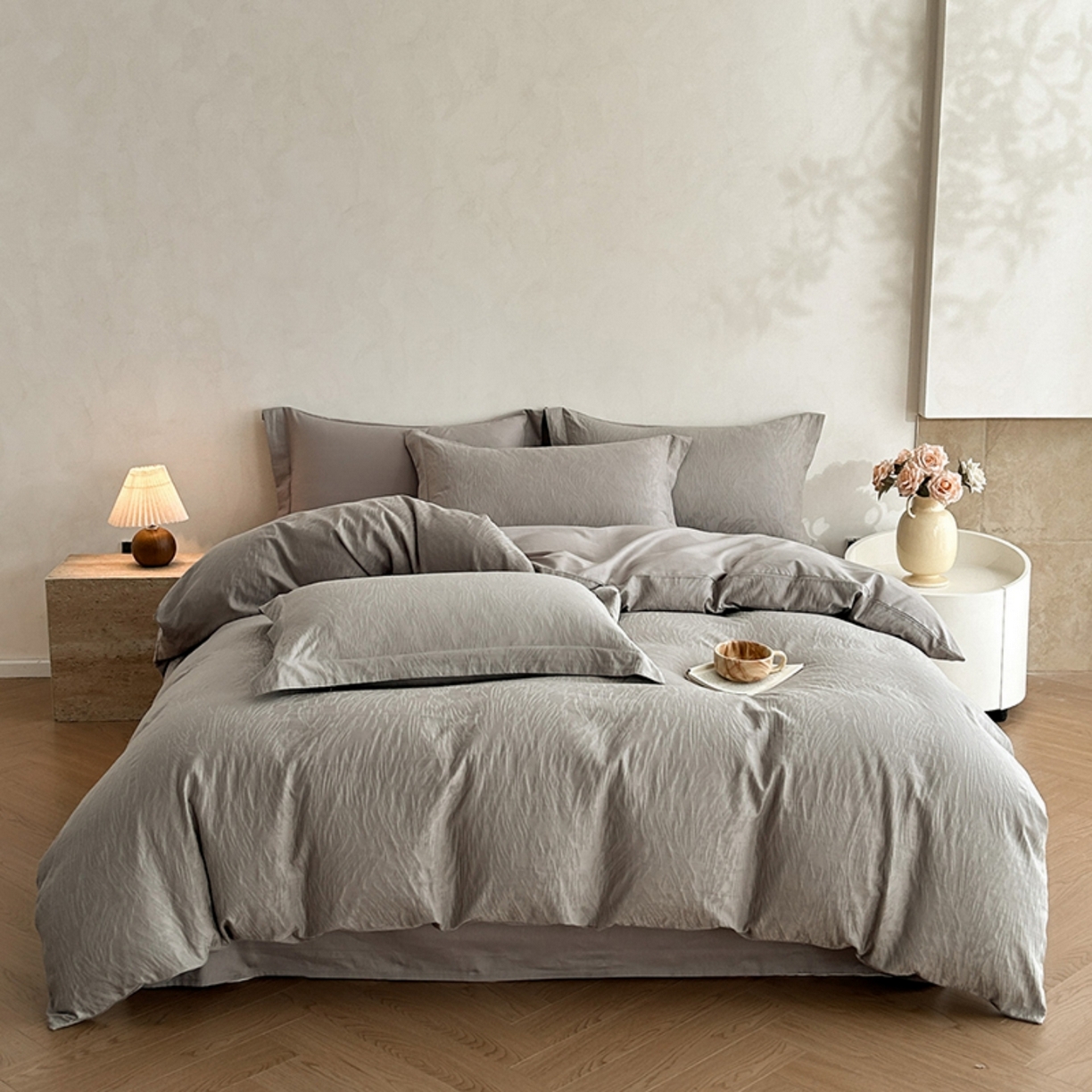 91家纺网 家纺一手货源 找家纺 莱茵家居 2026新款A类60支长绒棉纯棉提花贡缎大提花四件套光泽绸缎感轻奢风 枝漫‌-灰