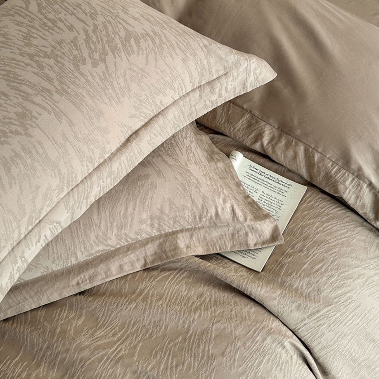 91家纺网 家纺一手货源 找家纺 莱茵家居 2026新款A类60支长绒棉纯棉提花贡缎大提花四件套光泽绸缎感轻奢风 枝漫‌-咖