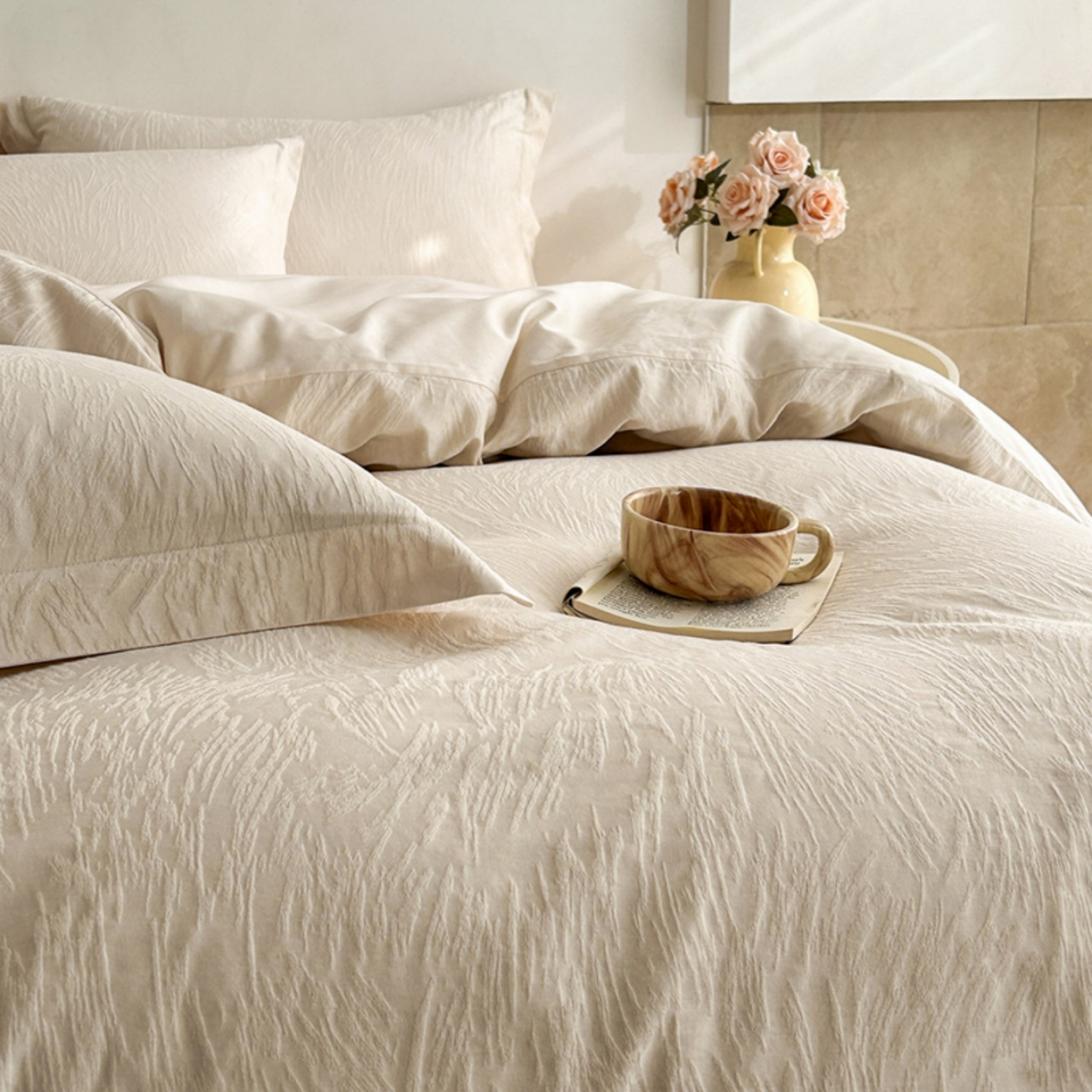 91家纺网 家纺一手货源 找家纺 莱茵家居 2026新款A类60支长绒棉纯棉提花贡缎大提花四件套光泽绸缎感轻奢风 枝漫‌-奶白