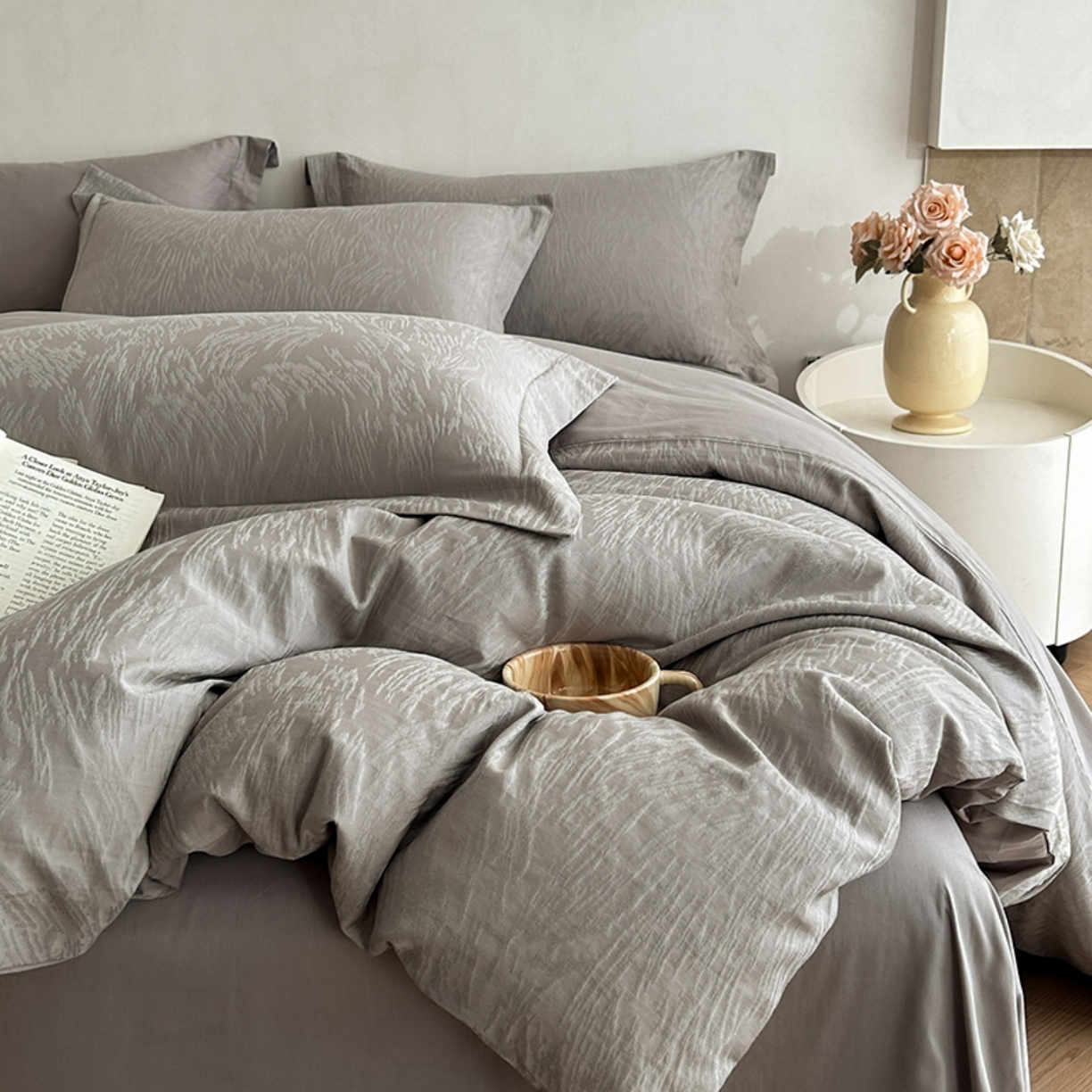 91家纺网 家纺一手货源 找家纺 莱茵家居 2026新款A类60支长绒棉纯棉提花贡缎大提花四件套光泽绸缎感轻奢风 枝漫‌-灰