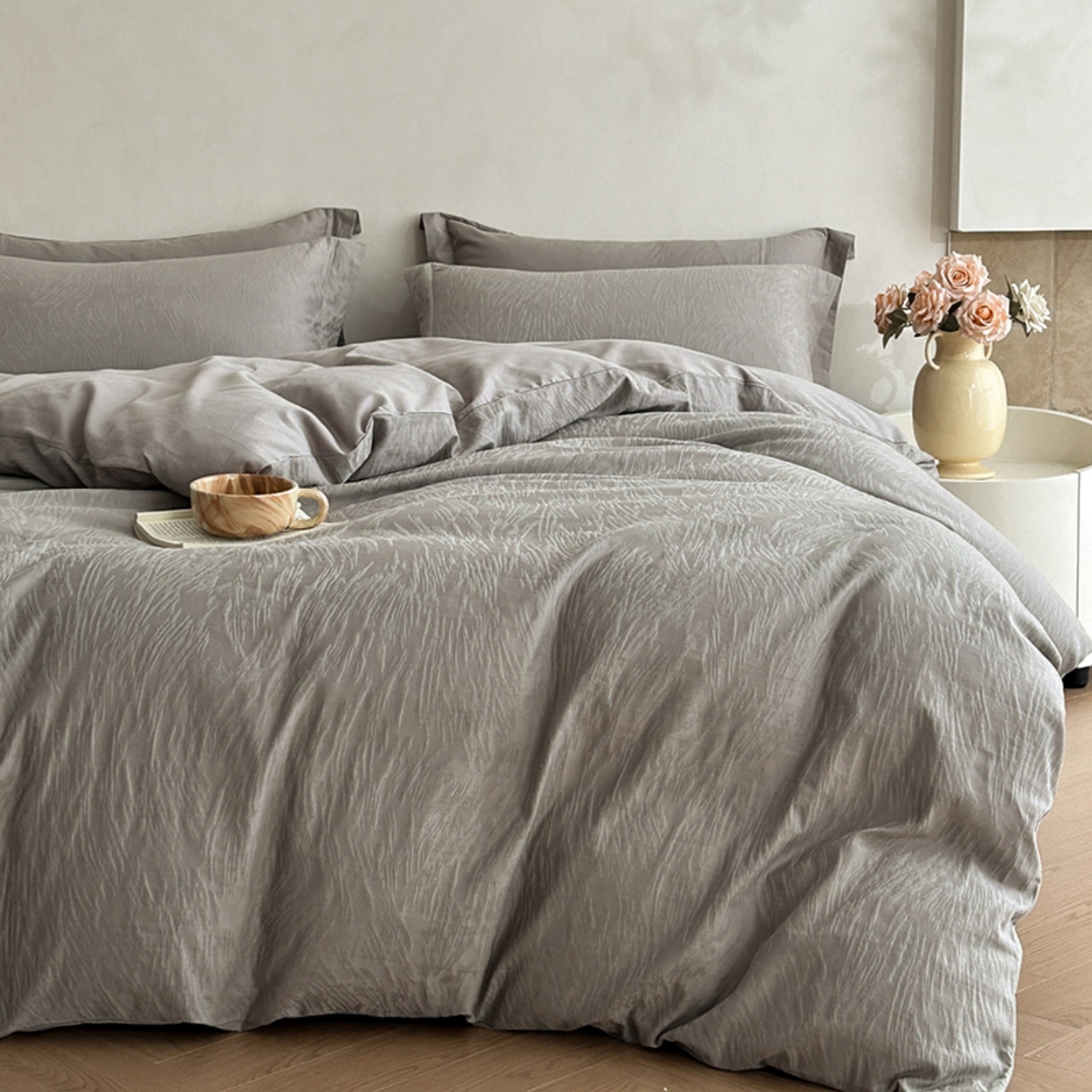 91家纺网 家纺一手货源 找家纺 莱茵家居 2026新款A类60支长绒棉纯棉提花贡缎大提花四件套光泽绸缎感轻奢风 枝漫‌-灰