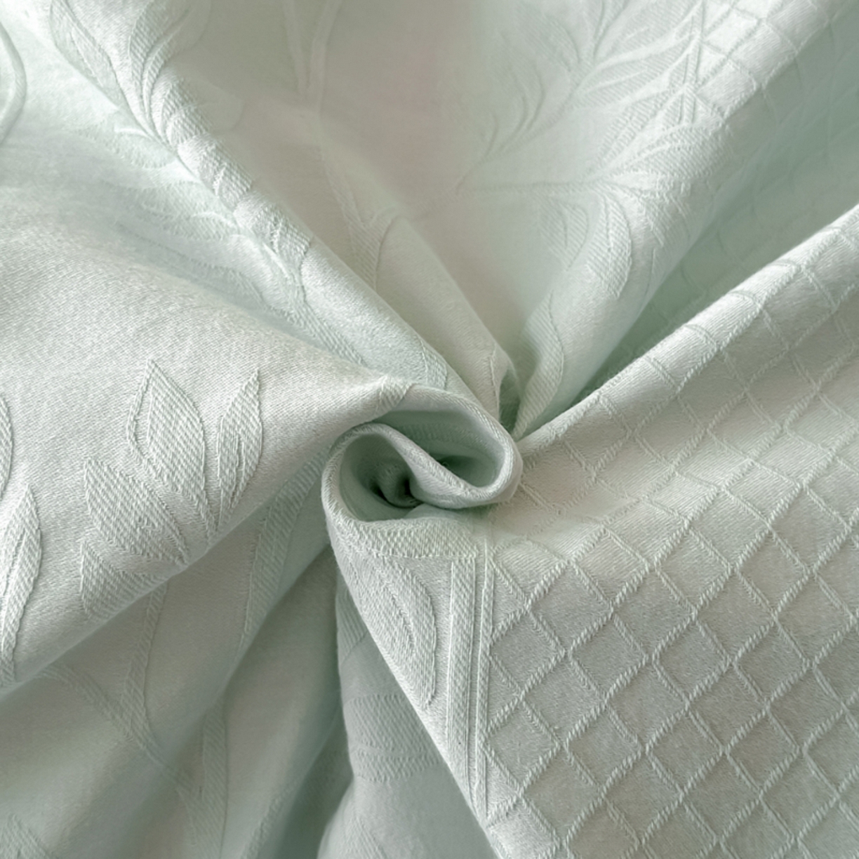 91家纺网 家纺一手货源 找家纺 莱茵家居 2026新款A类60支长绒棉纯棉提花贡缎大提花四件套光泽绸缎感轻奢风 湫波-青提