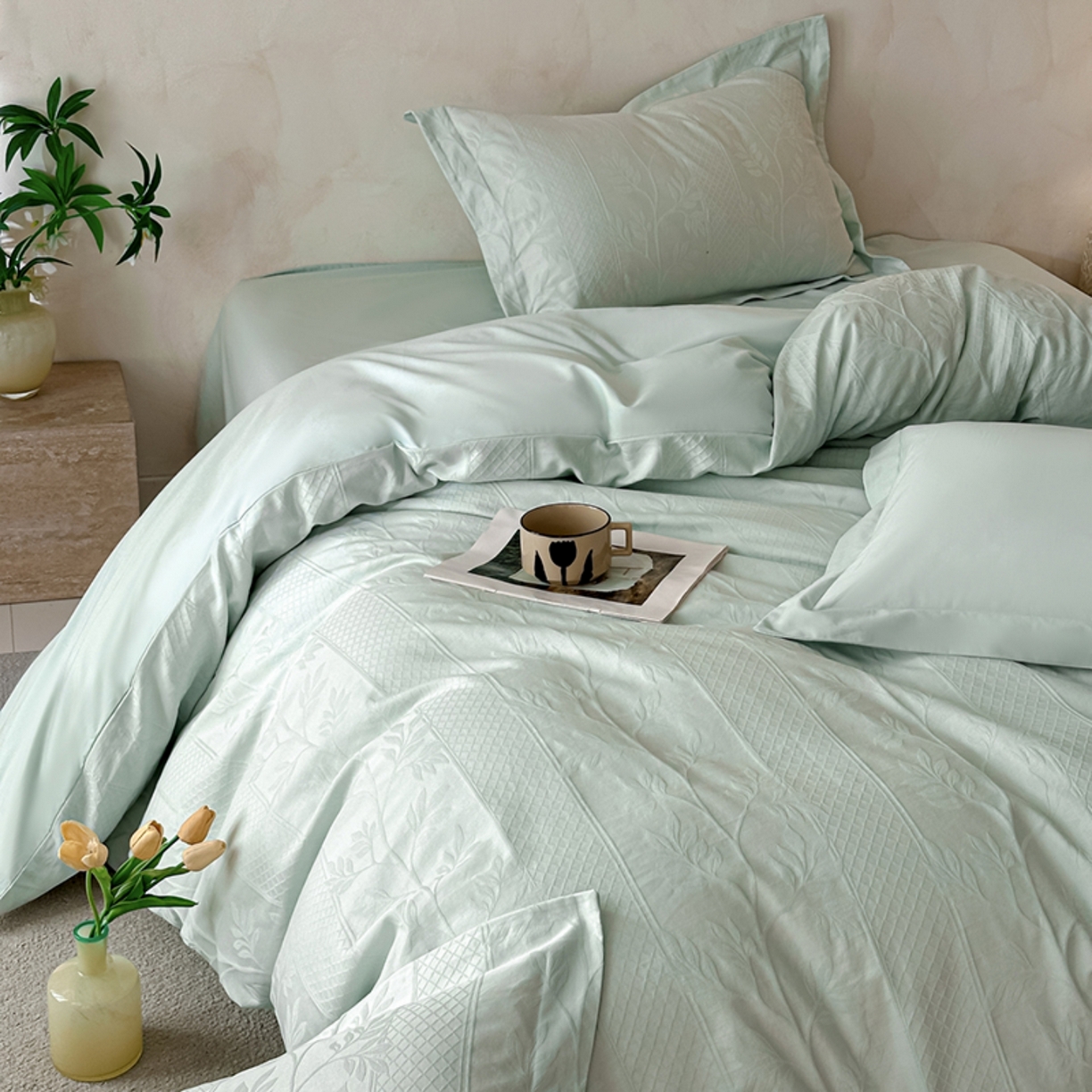 91家纺网 家纺一手货源 找家纺 莱茵家居 2026新款A类60支长绒棉纯棉提花贡缎大提花四件套光泽绸缎感轻奢风 湫波-青提