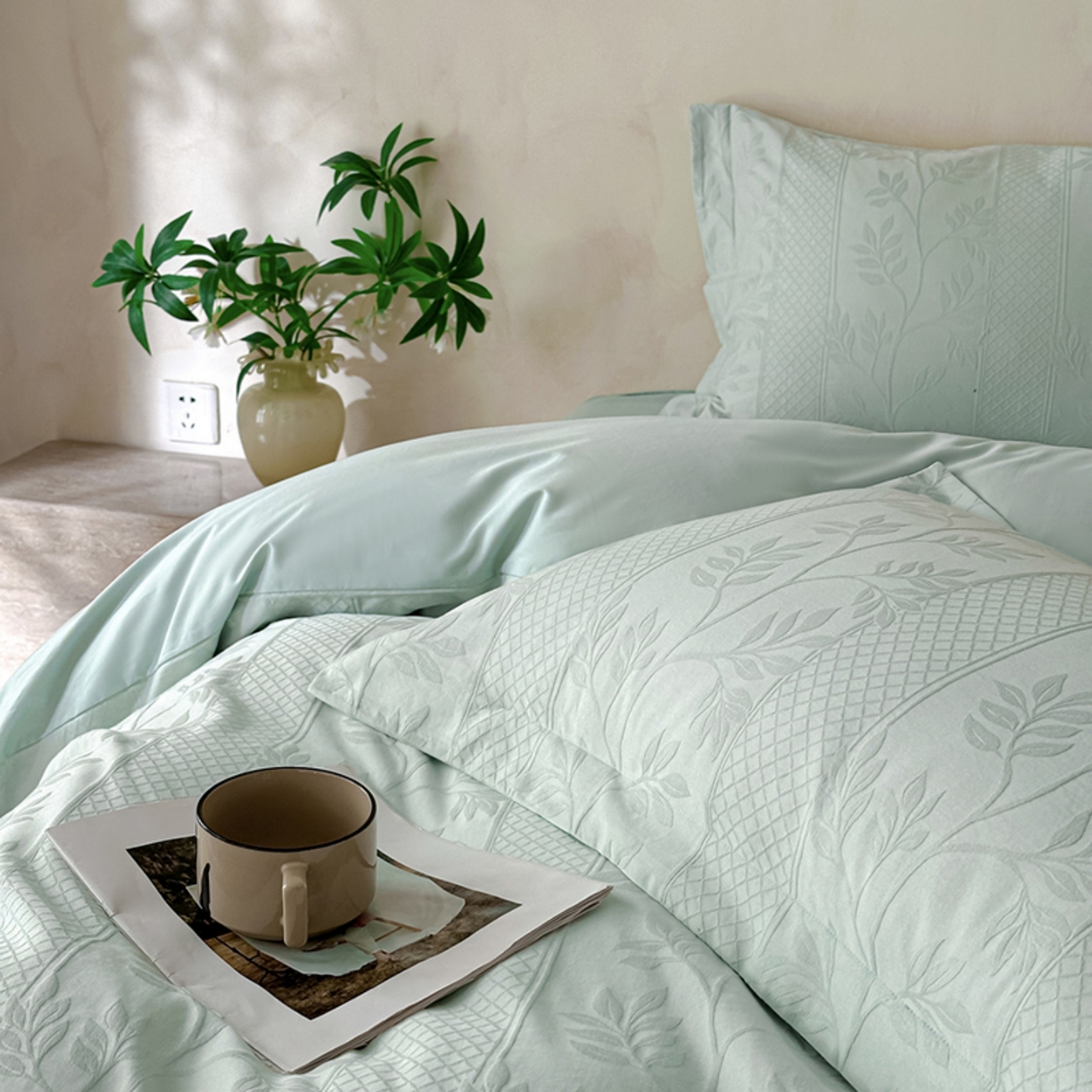 91家纺网 家纺一手货源 找家纺 莱茵家居 2026新款A类60支长绒棉纯棉提花贡缎大提花四件套光泽绸缎感轻奢风 湫波-青提